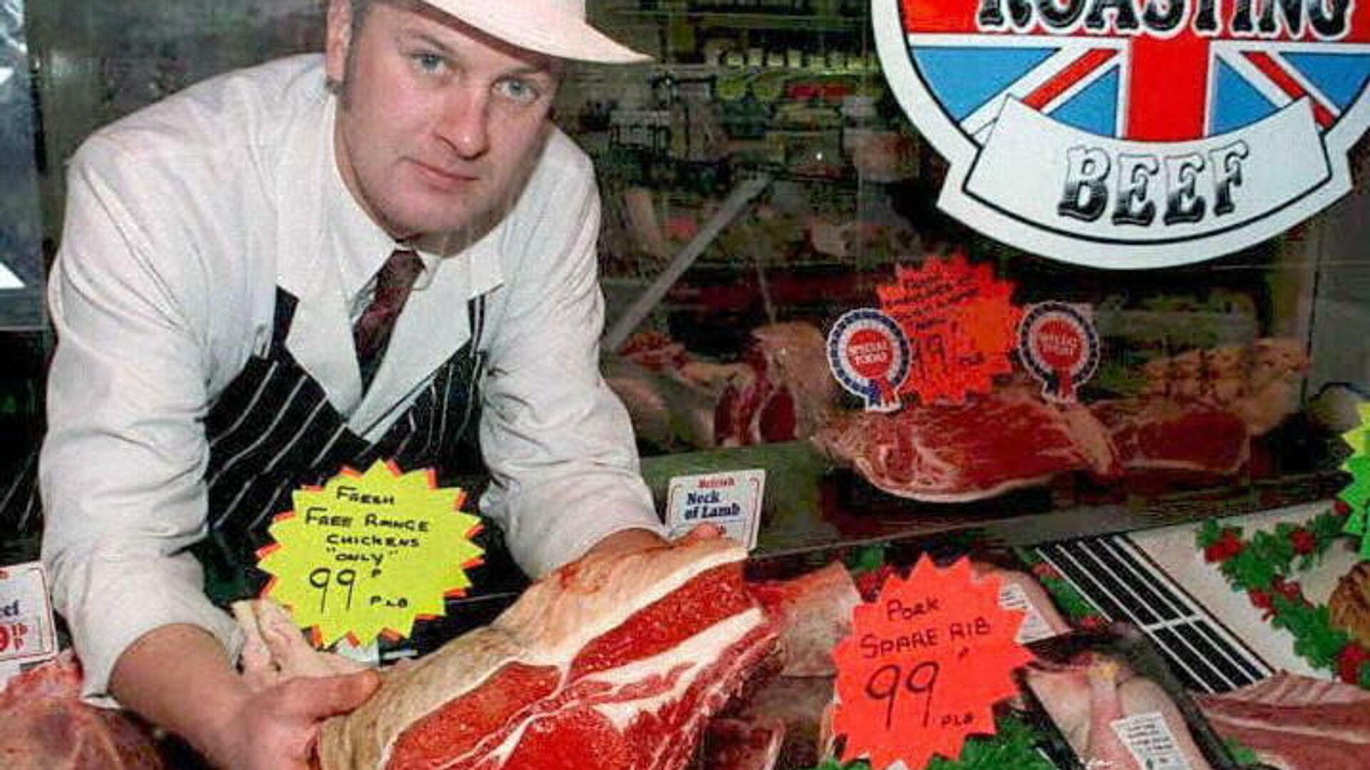 York Butcher Guy Dambrauskas holds ribs of beef in his shop window (File) - Sputnik International, 1920, 01.10.2021