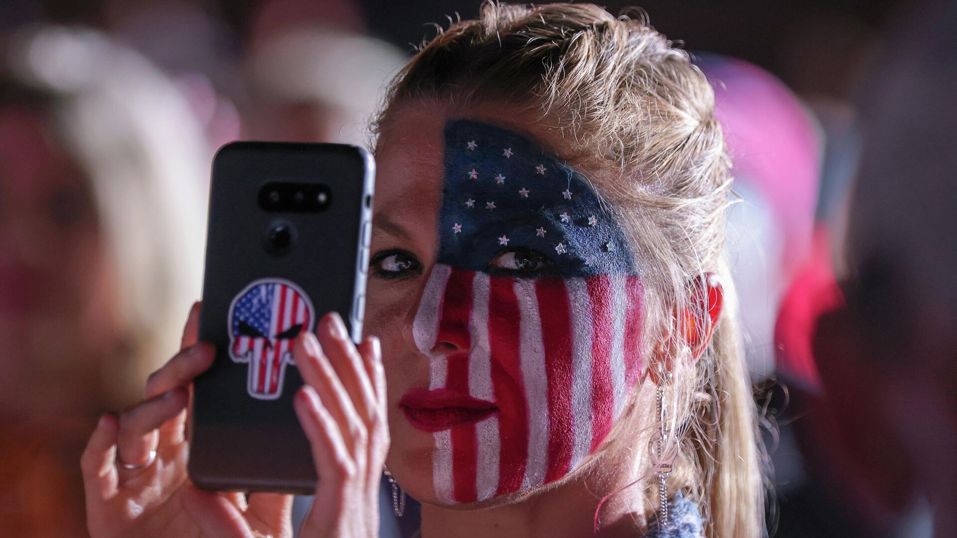 A supporter is seen with half her face painted in the colors of the U.S. flag during a rally attended by former U.S. President Donald Trump in Perry, Georgia, U.S. September 25, 2021 - Sputnik International, 1920, 02.10.2021
