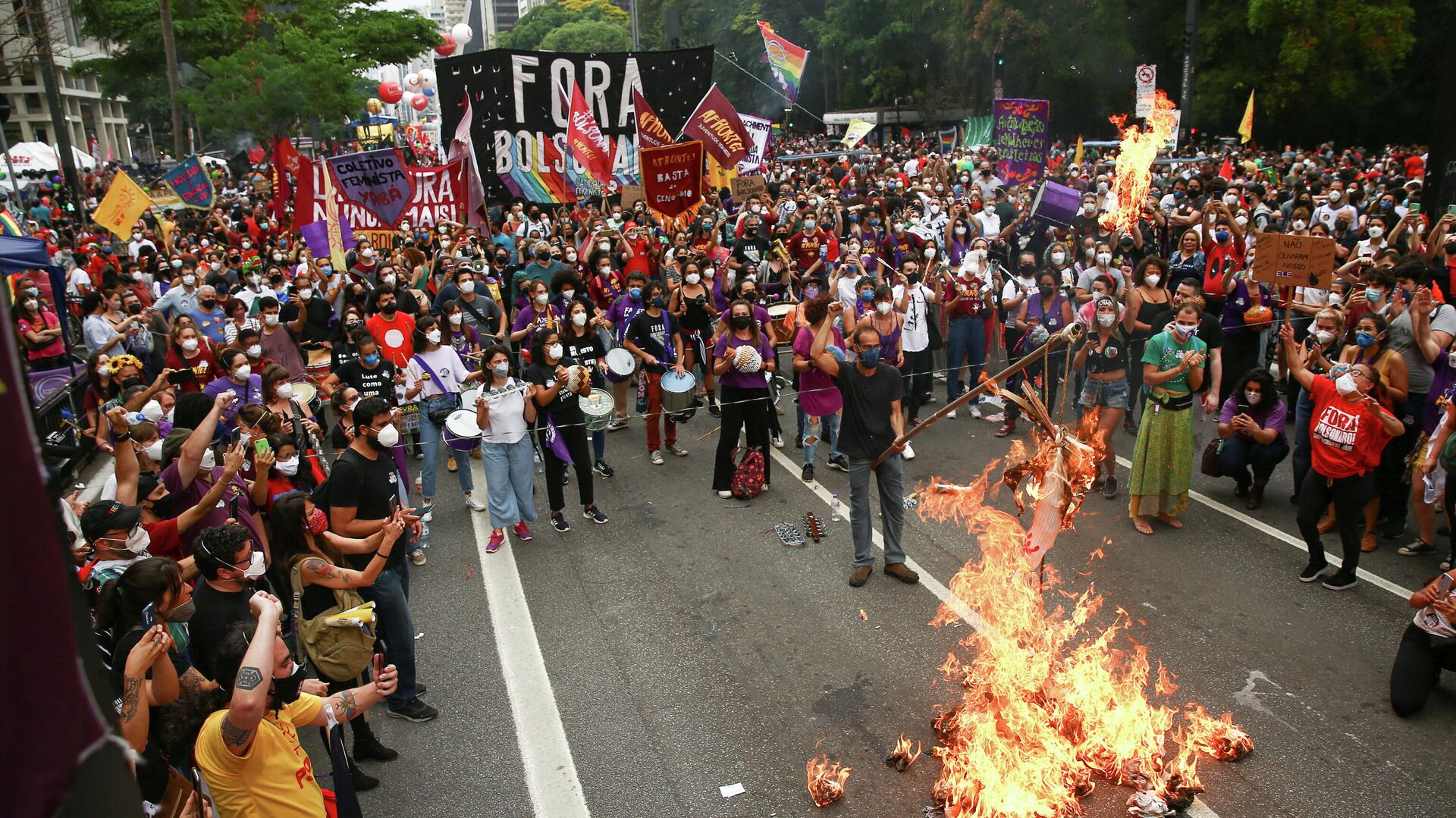 A demonstrator burns a doll representing Brazil’s President Jair Bolsonaro during a protest against his administration in Sao Paulo, Brazil October 2, 2021.  - Sputnik International, 1920, 02.10.2021