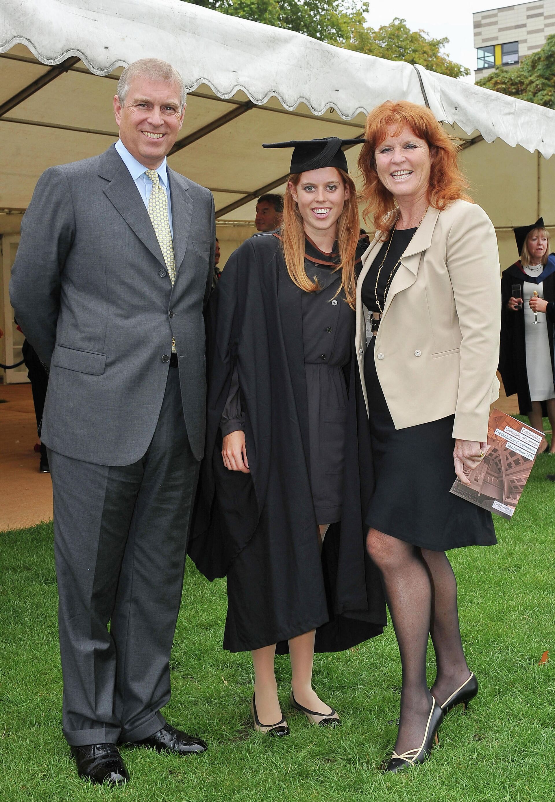 Princess Beatrice (C) poses for photograph with her parents, Britain's Prince Andrew, the Duke York (L) and Sarah Ferguson following her graduation - Sputnik International, 1920, 31.10.2021
