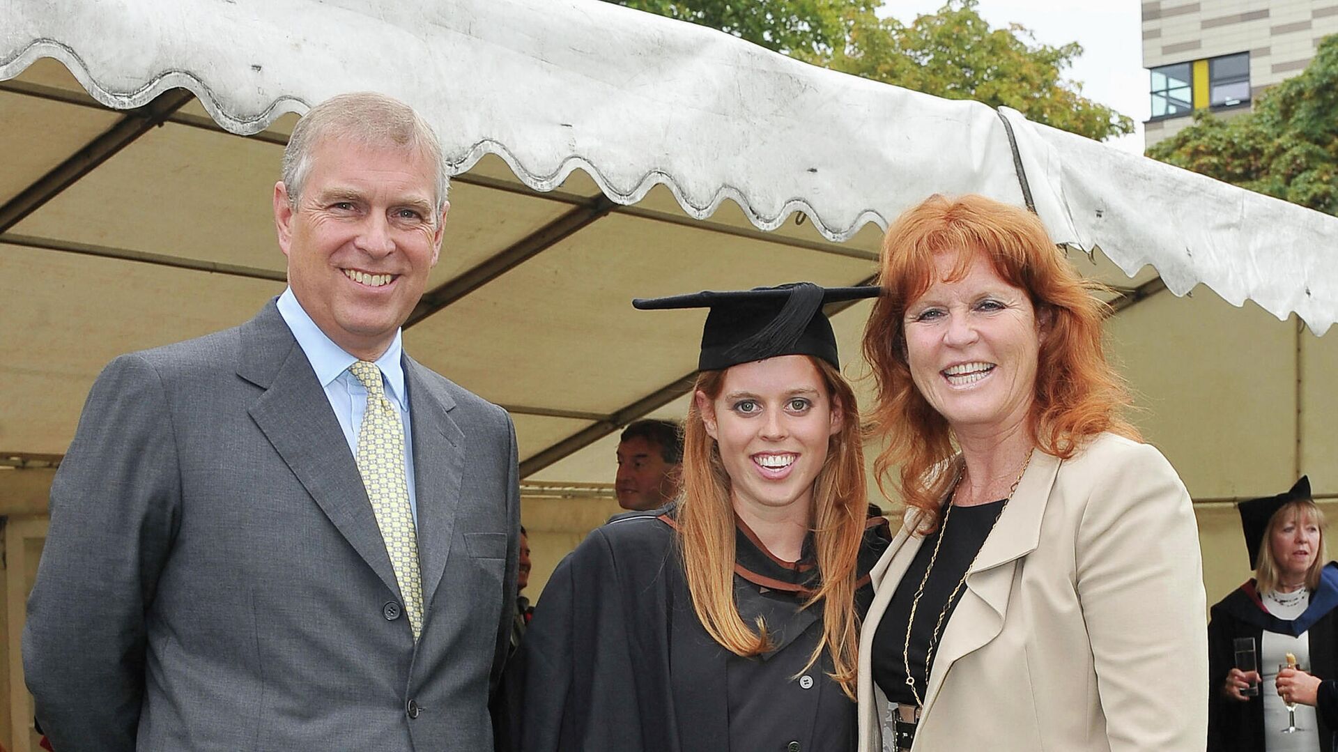 Princess Beatrice (C) poses for photograph with her parents, Britain's Prince Andrew, the Duke York (L) and Sarah Ferguson following her graduation - Sputnik International, 1920, 03.10.2021