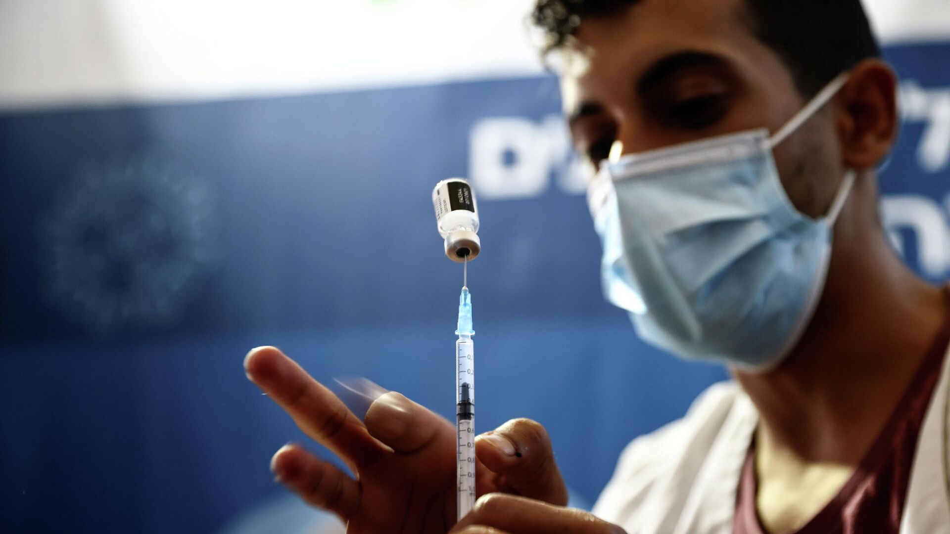A nurse prepares a syringe to give a third dose of the coronavirus disease (COVID-19) vaccine, in Jerusalem, October 3, 2021. REUTERS/Ronen Zvulun - Sputnik International, 1920, 03.10.2021