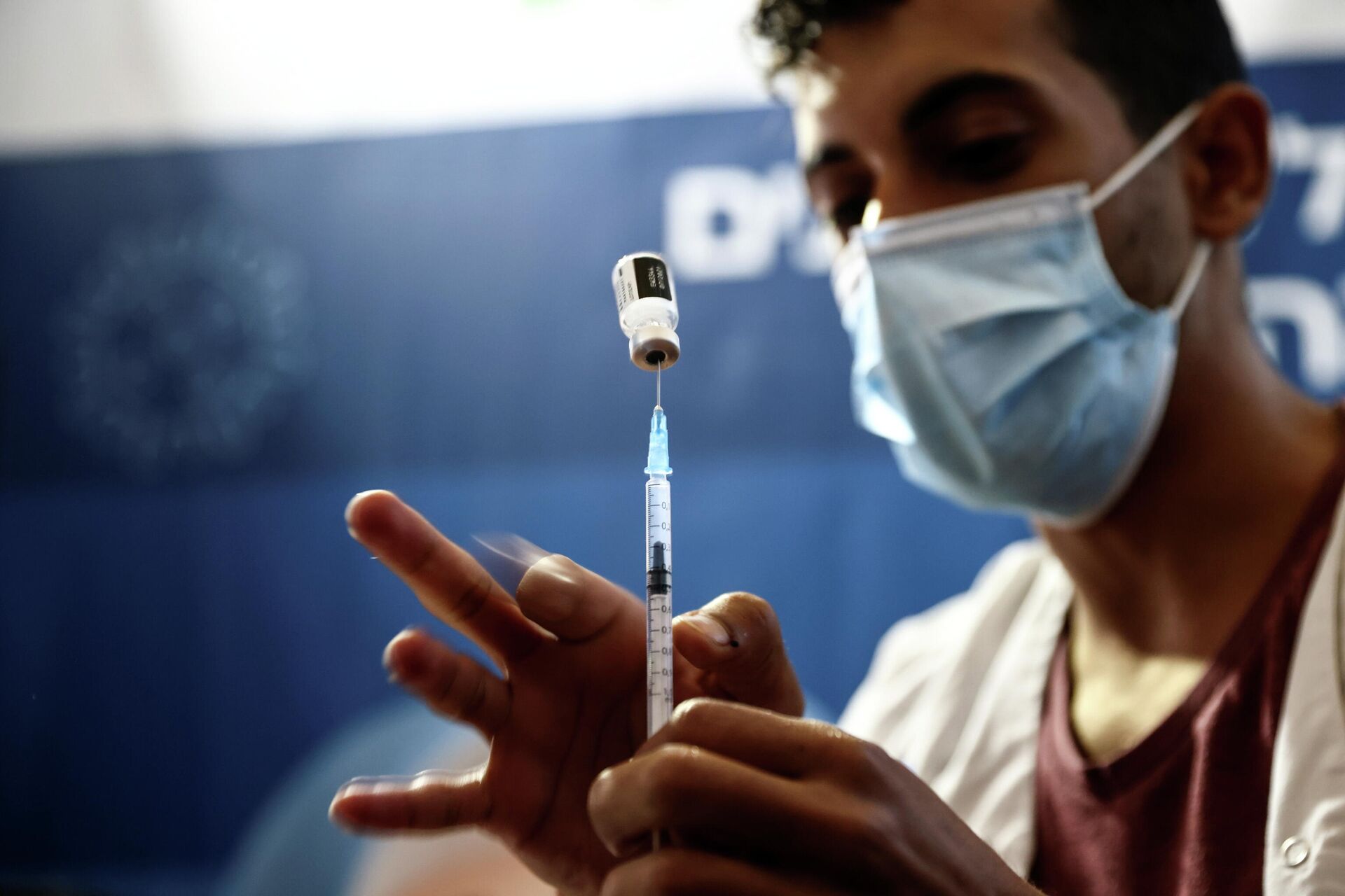 A nurse prepares a syringe to give a third dose of the coronavirus disease (COVID-19) vaccine, in Jerusalem, October 3, 2021. REUTERS/Ronen Zvulun - Sputnik International, 1920, 02.11.2021