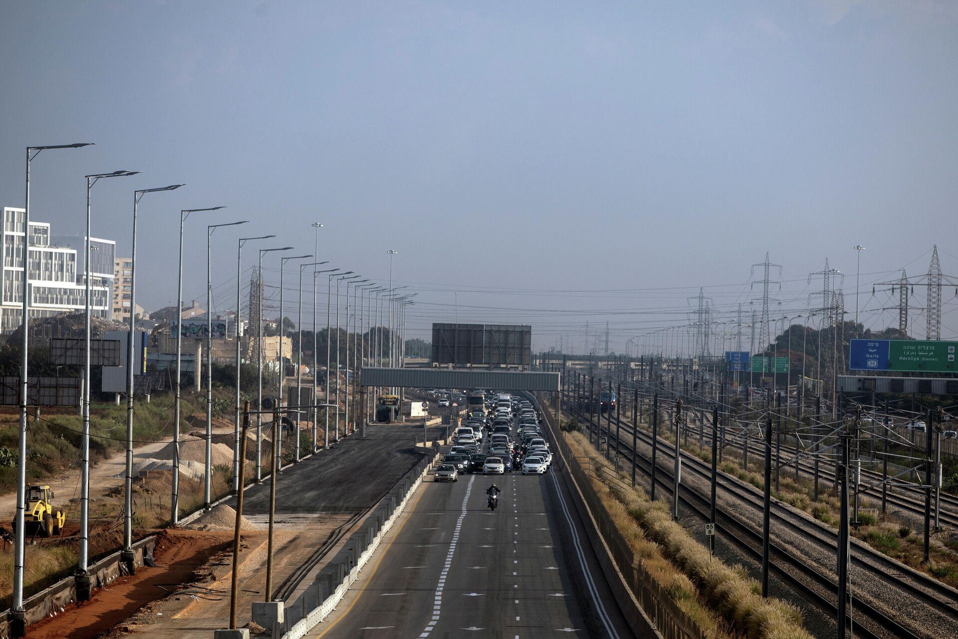 People drive in a convoy to slow down the traffic on the highway by the entrance to Tel Aviv, as part of a protest against the government's new policy regarding green pass restrictions, amid the coronavirus disease (COVID-19) pandemic, in Tel Aviv, Israel October 3, 2021 REUTERS/Nir Elias - Sputnik International, 1920, 03.10.2021