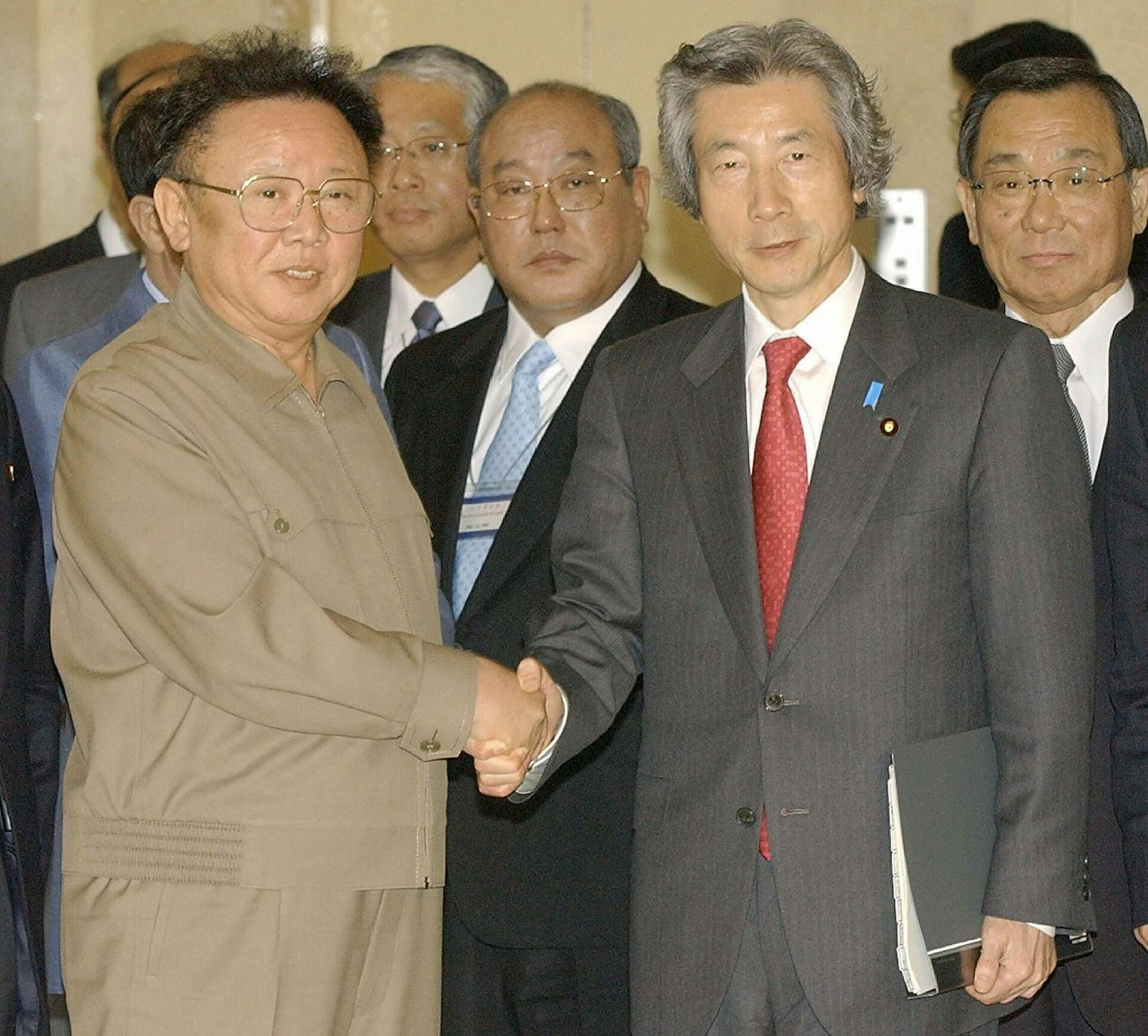Japanese Prime Minister Junichiro Koizumi (2nd R) shakes hands with North Korean leader Kim Jong-Il (L) after their summit meeting at the Taedonggang state guesthouse in Pyongyang, 22 May 2004 - Sputnik International, 1920, 04.10.2021