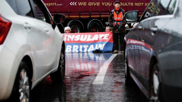 Insulate Britain activists block a motorway junction in London - Sputnik International