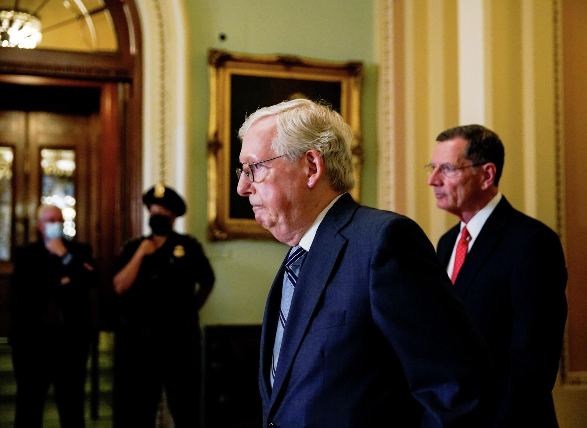 U.S. Senate Republican Leader Mitch McConnell (R-KY) is followed by Senator John Barrasso (R-WY) prior to the Senate Republicans weekly policy lunch at the U.S. Capitol in Washington, U.S., September 28, 2021. - Sputnik International, 1920, 07.10.2021