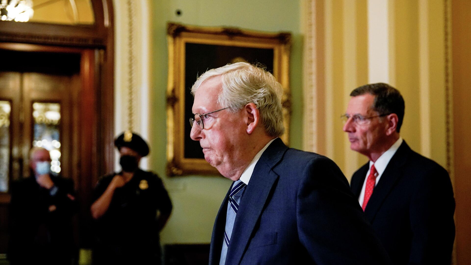 U.S. Senate Republican Leader Mitch McConnell (R-KY) is followed by Senator John Barrasso (R-WY) prior to the Senate Republicans weekly policy lunch at the U.S. Capitol in Washington, U.S., September 28, 2021. - Sputnik International, 1920, 04.10.2021