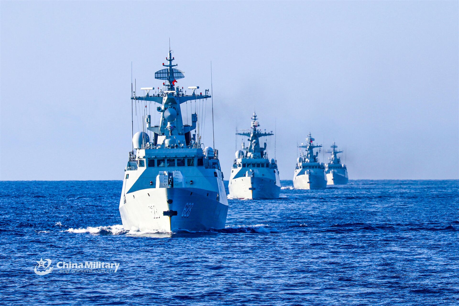 The frigate Enshi (Hull 627), Yongzhou (Hull 628), Bazhong (Hull 625), and Wuzhou (Hull 626) steam in formation during a 9-day maritime training exercise in waters of the South China Sea in late November, 2020. They are attached to a frigate flotilla of the navy under the PLA Southern Theater Command. - Sputnik International, 1920, 15.11.2021