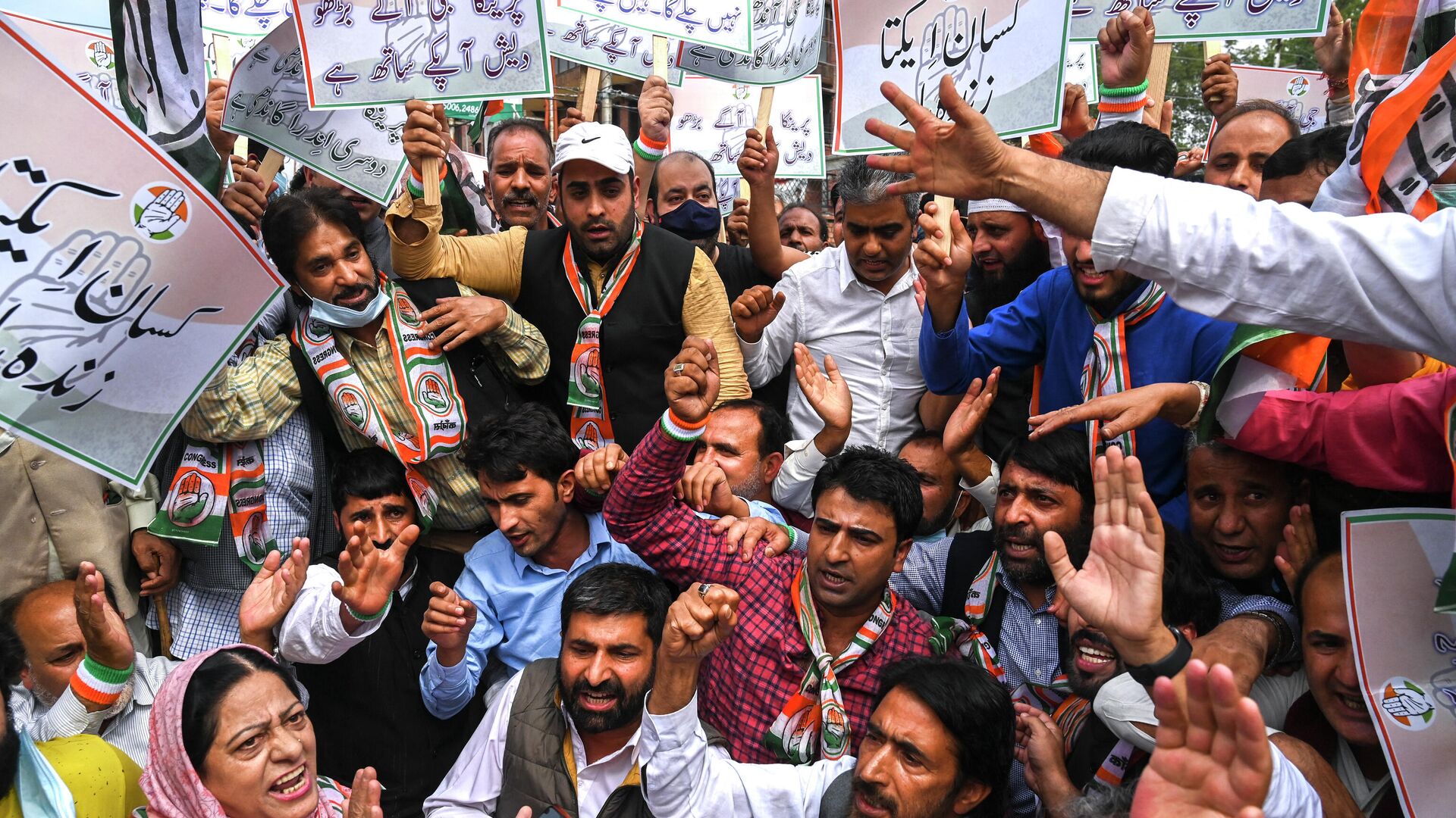 Supporters of India's opposition Congress party shout slogans during a demonstration in Srinagar on October 5, 2021, after at least nine people were killed in a recent incident involving protesting farmers in Lakhimpur Kheri district of the Indian state of Uttar Pradesh - Sputnik International, 1920, 10.10.2021