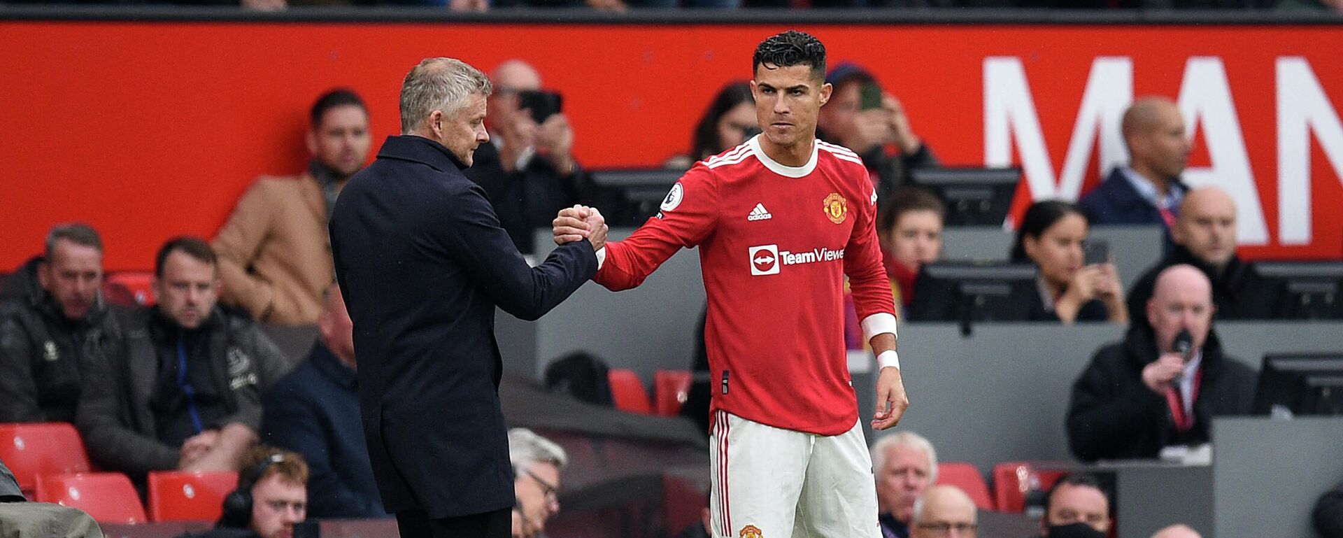 Manchester United's Norwegian manager Ole Gunnar Solskjaer (L) shakes hands with Manchester United's Portuguese striker Cristiano Ronaldo as he comes off the substitutes bench  during the English Premier League football match between Manchester United and Everton at Old Trafford in Manchester, north west England, on October 2, 2021. - Sputnik International, 1920, 19.10.2021
