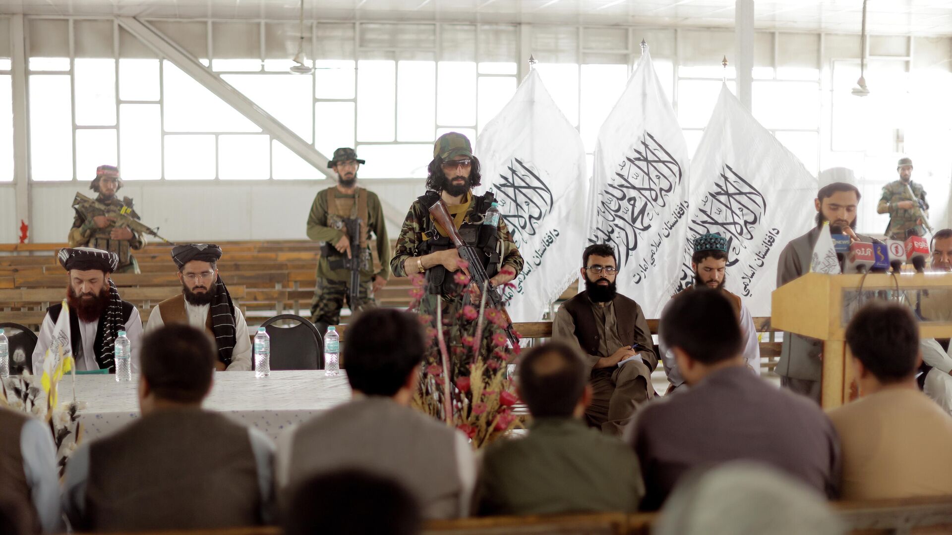 Afghanistan Taliban officials pray before the start of a news conference where they announced they will start issuing passports to its citizens again following months of delays that hampered attempts by those trying to flee the country after the Taliban seized control, in Kabul, Afghanistan October 5, 2021 - Sputnik International, 1920, 05.10.2021