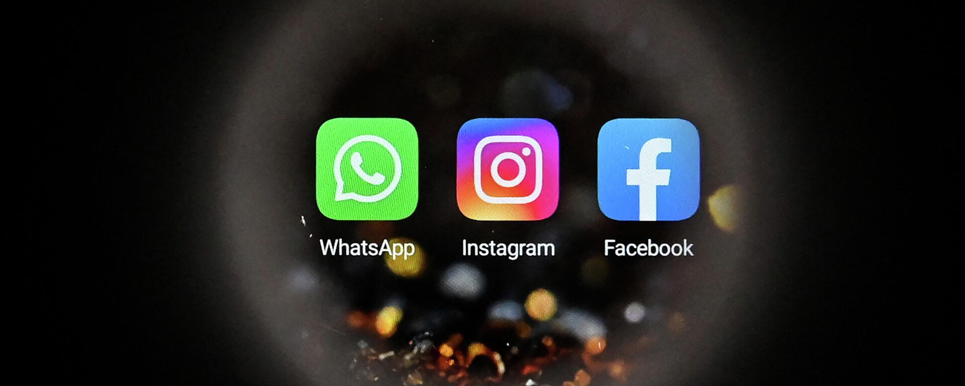 This picture taken in Moscow on October 5, 2021 shows the US online social media and social networking service Facebook's logo (R), the US instant messaging software Whatsapp's logo (L) and the US social network Instagram's logo (C) on a smartphone screen.  - Sputnik International, 1920, 14.10.2021