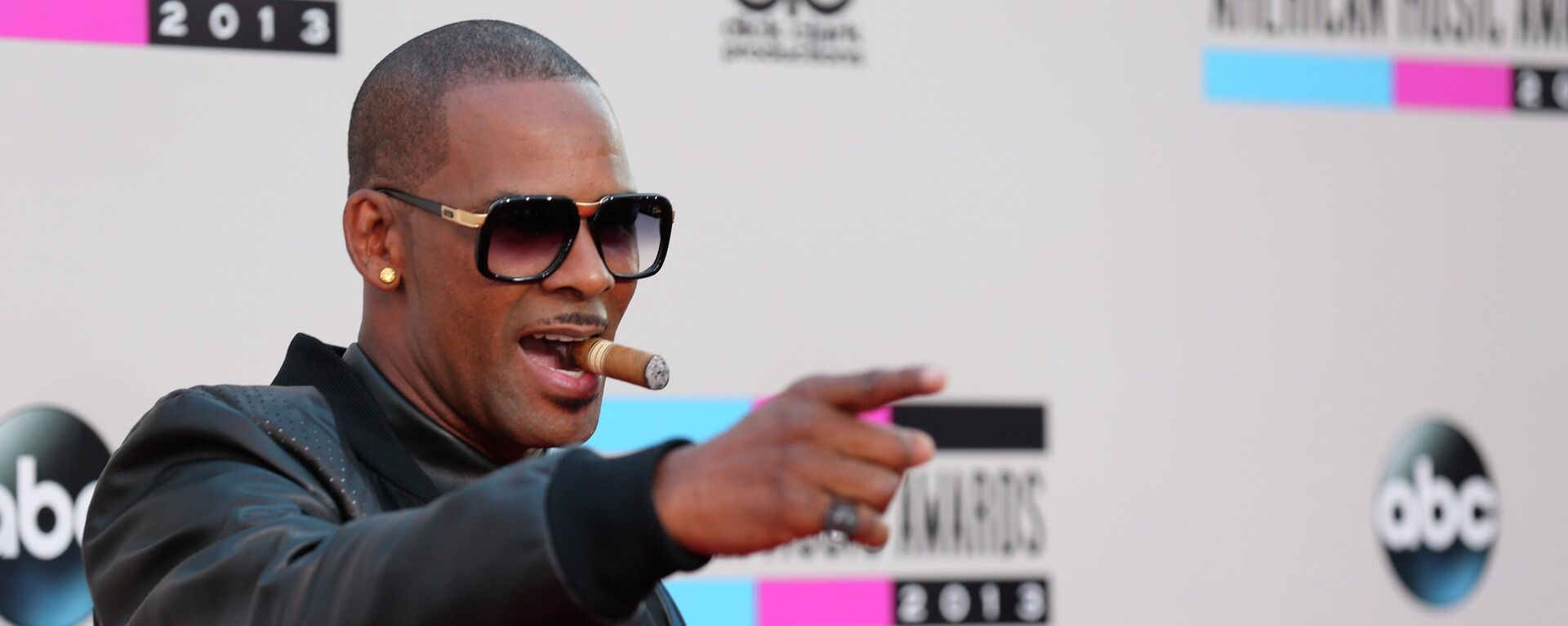 FILE - In this Sunday, Nov. 24, 2013, file photo, R. Kelly arrives at the 2013 American Music Awards, in Los Angeles. A federal jury in New York convicted the R&B superstar Monday, Sept. 27, 2021, in a sex trafficking trial - Sputnik International, 1920, 06.10.2021