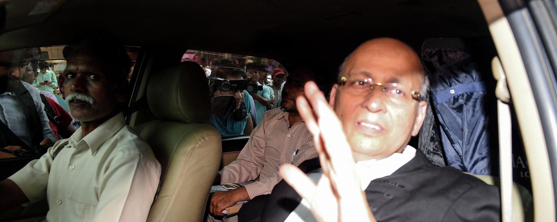 Lawyer and politician Abhishek Manu Singhvi (R) reacts as he enters a court in New Delhi on August 22, 2019, for the case of ex-finance minister Palaniappan Chidambaram - Sputnik International, 1920, 06.10.2021