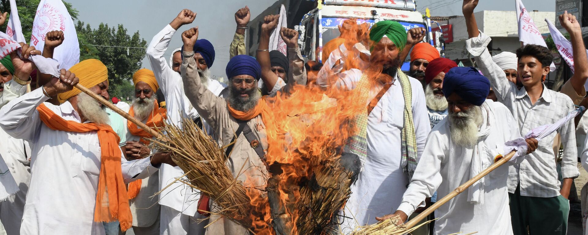 Farmers shout slogans as they burn an effigy of India's Prime Minister Narendra Modi and Uttar Pradesh state Chief Minister Yogi Adityanath during a protest on the outskirts of Amritsar on October 6, 2021, days after 9 people died in violent clashes during a farmers protest in Lakhimpur Kheri district in Utta Pradesh - Sputnik International, 1920, 06.10.2021