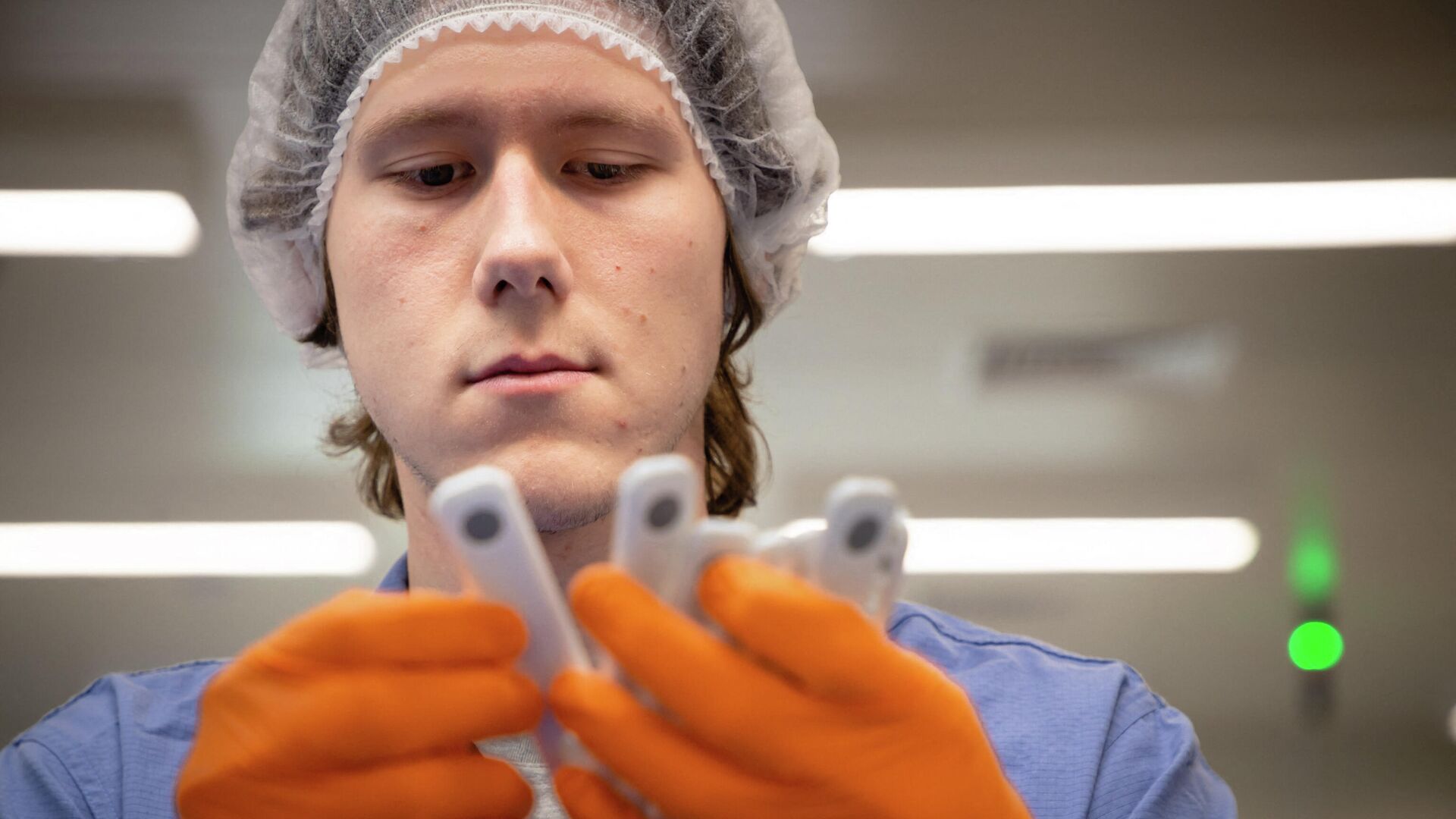 In this picture taken on December 21, 2020, an employee checks COVID-19 coronavirus home test units that have been granted an Emergency Use Authorization (EUA) by the US Food and Drug Administration (FDA), at the production facility of Australian digital diagnostics company Ellume in Brisbane - Sputnik International, 1920, 06.10.2021