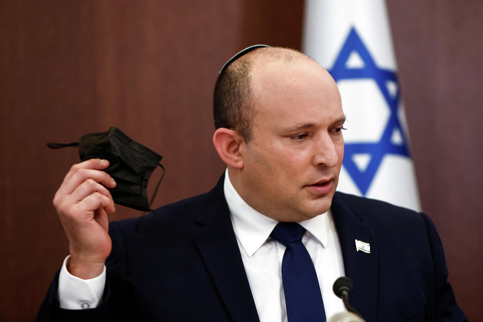 Israeli Prime Minister Naftali Bennett holds his face mask at the weekly cabinet meeting in Jerusalem October 5, 2021. - Sputnik International, 1920, 26.10.2021