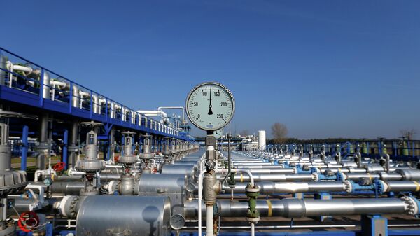 A pressure metre is pictured at the gas storage facility of Hungarian state-owned energy group MVM in Zsana November 3, 2014 - Sputnik International