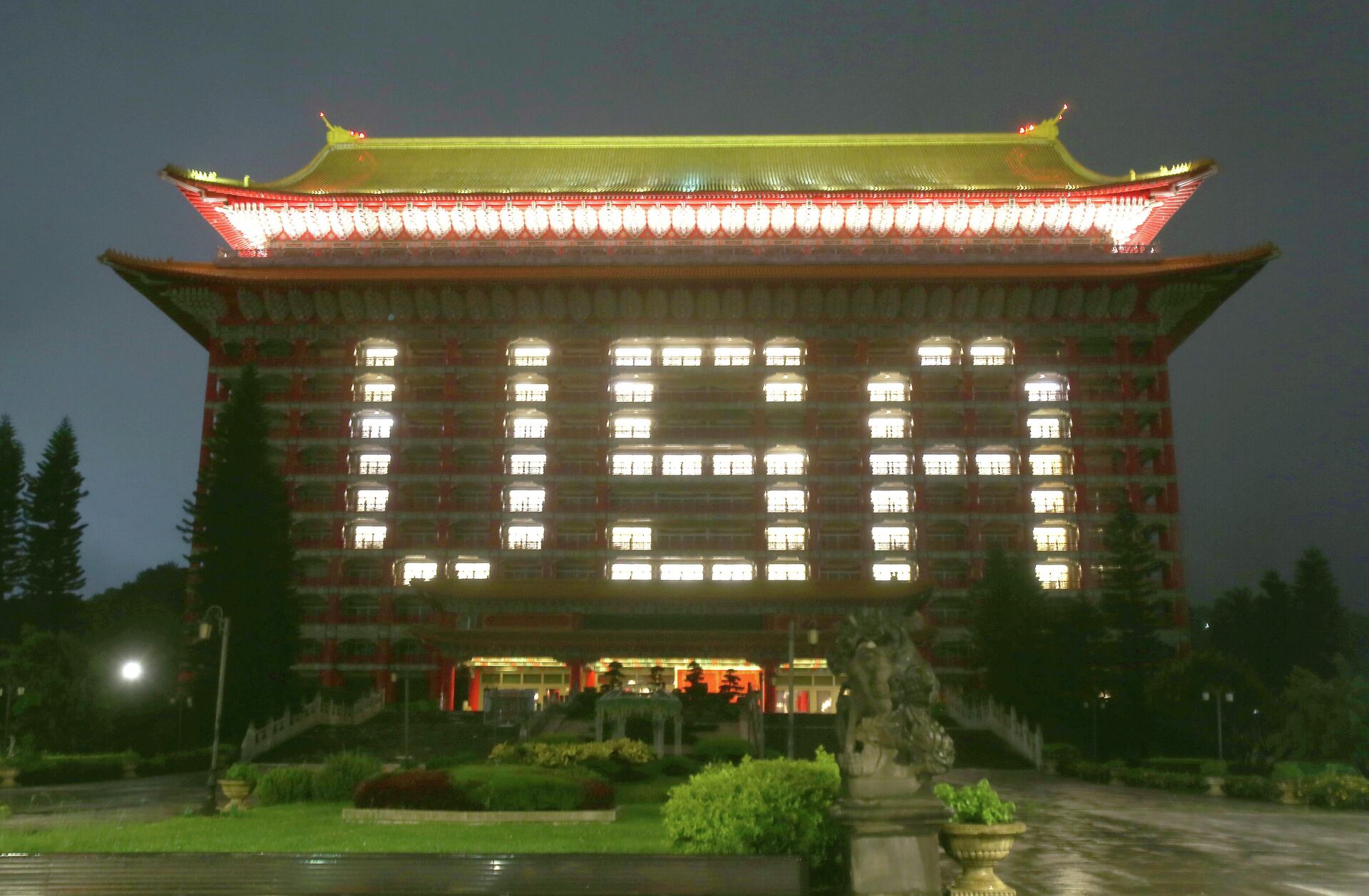 ''USA'' is formed by lighting on the Taipei Grand Hotel, to thank the U.S. who will give Taiwan 750,000 doses of COVID-19 vaccine after the COVID-19 alert rose to level 3 , in Taipei, Taiwan, Sunday, June 6, 2021. Taiwan is desperate for vaccines after a sudden outbreak that started in late April caught authorities by surprise - Sputnik International, 1920, 29.07.2022