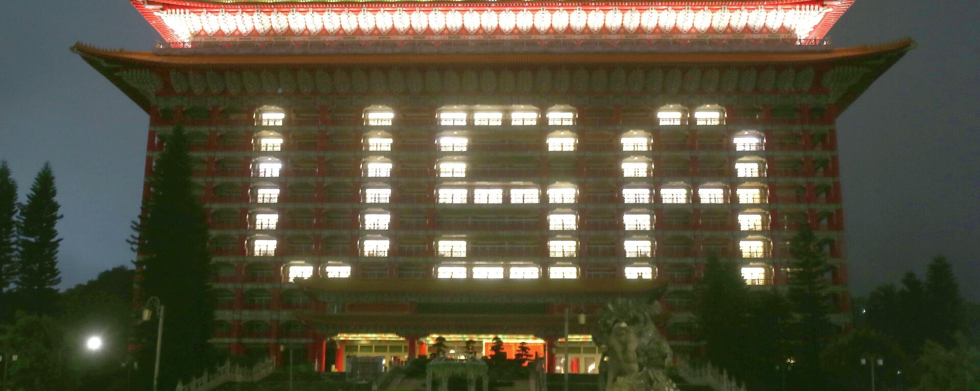 ''USA'' is formed by lighting on the Taipei Grand Hotel, to thank the U.S. who will give Taiwan 750,000 doses of COVID-19 vaccine after the COVID-19 alert rose to level 3 , in Taipei, Taiwan, Sunday, June 6, 2021. Taiwan is desperate for vaccines after a sudden outbreak that started in late April caught authorities by surprise - Sputnik International, 1920, 26.05.2022