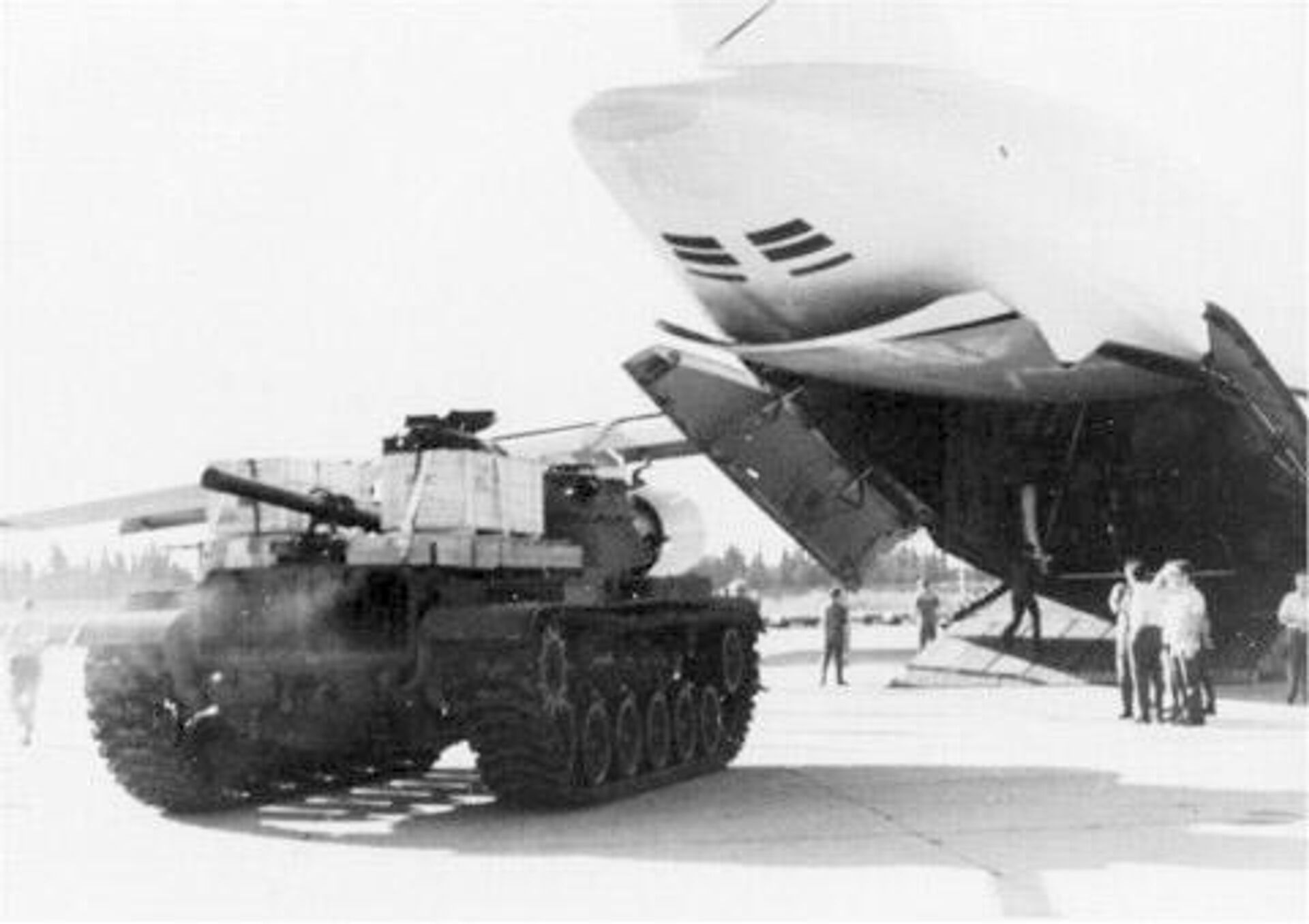 An M60 tank is unloaded from a US Air Force Lockheed C-5A Galaxy in Israel during Operation Nickel Grass in October 1973 - Sputnik International, 1920, 06.10.2021