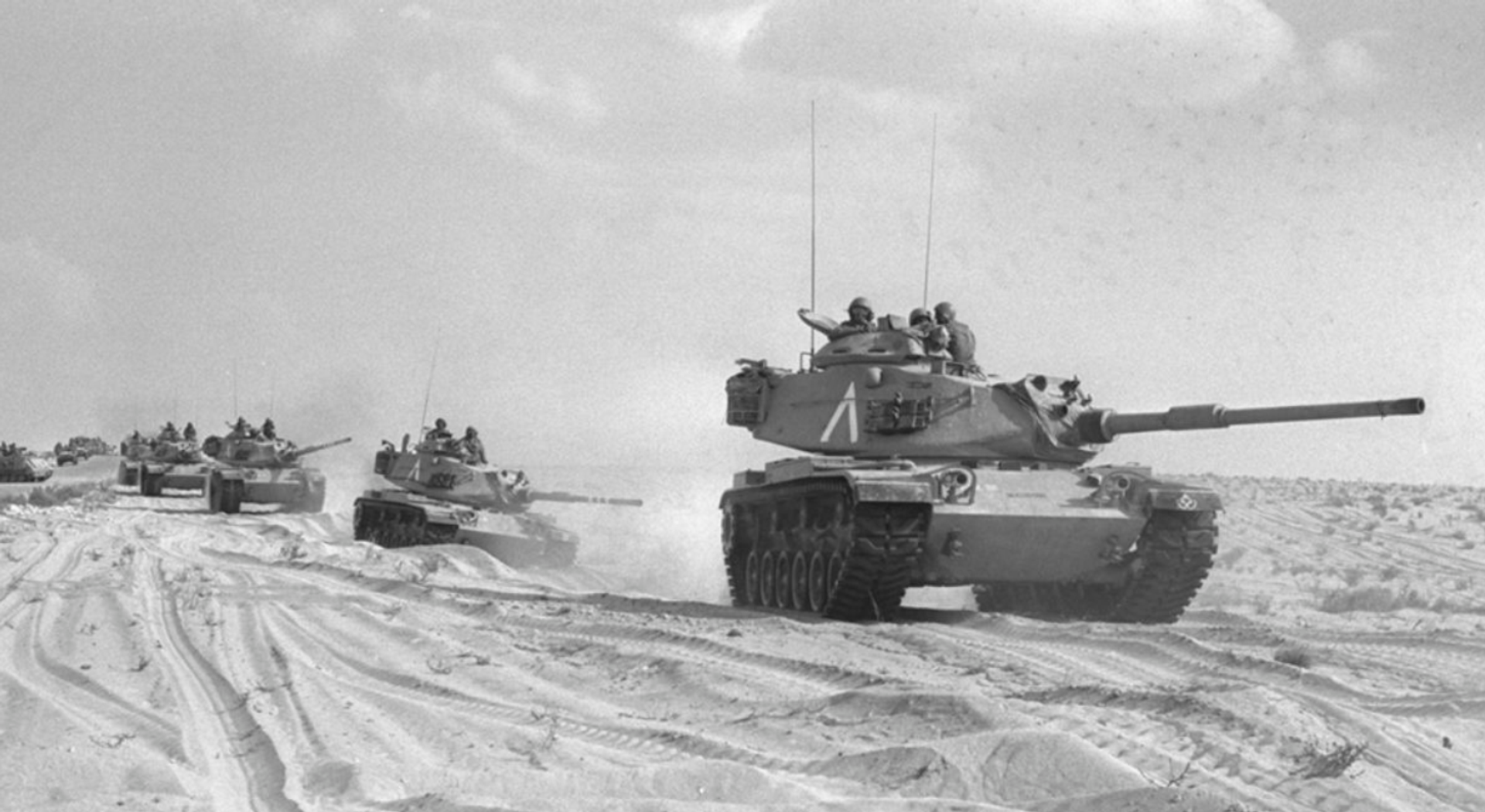 Israel Defense Forces Magach main battle tanks, upgraded version of the American M60 Patton, crossing the Sinai towards the Suez Canal during the Yom Kippur War, October 1973 - Sputnik International, 1920, 13.10.2023