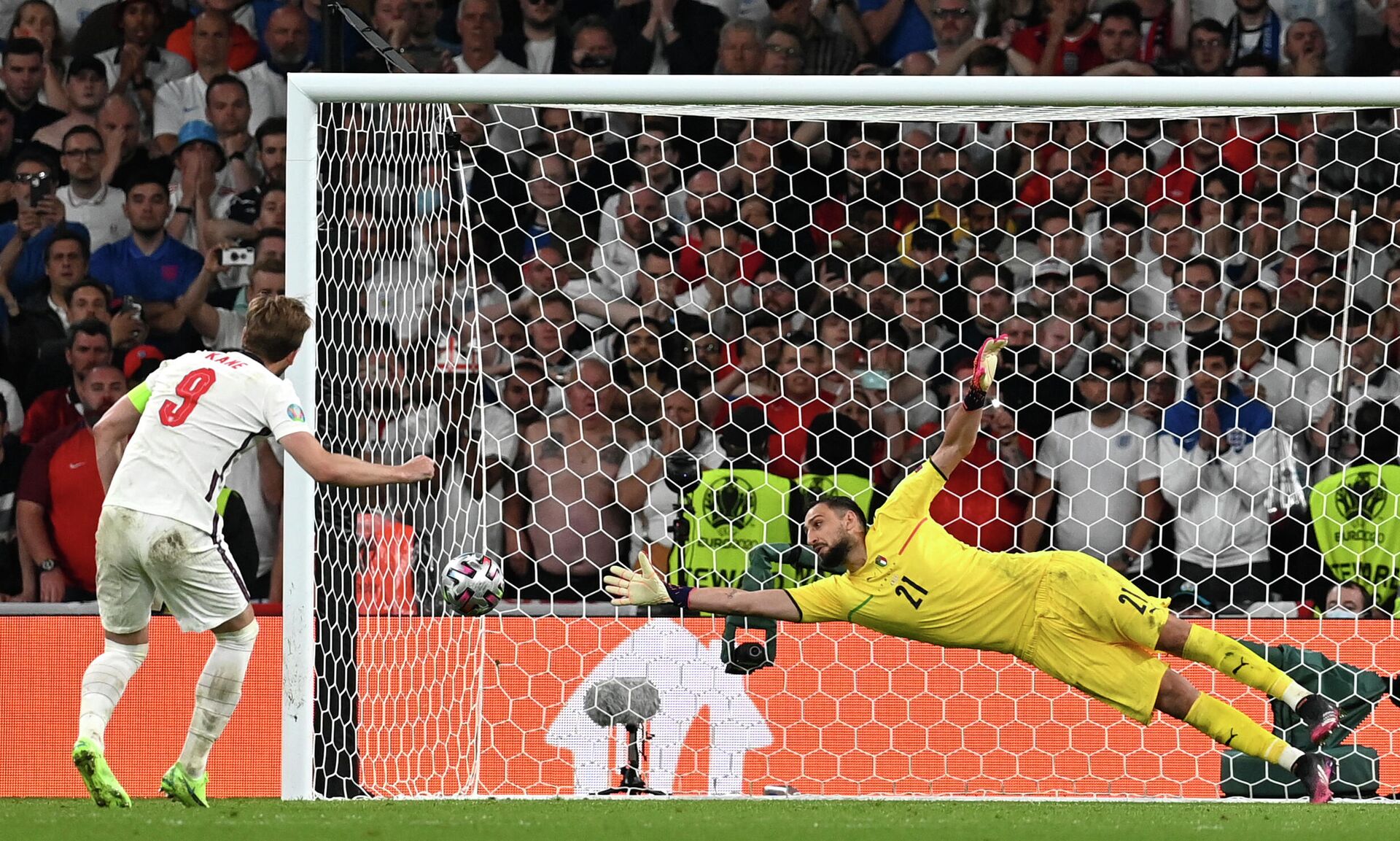 England's Harry Kanem left, shoots to score past Italy's goalkeeper Gianluigi Donnarumma during penalty shootout of the Euro 2020 soccer championship final match between England and Italy at Wembley Stadium in London, Sunday, July 11, 2021 - Sputnik International, 1920, 18.11.2022