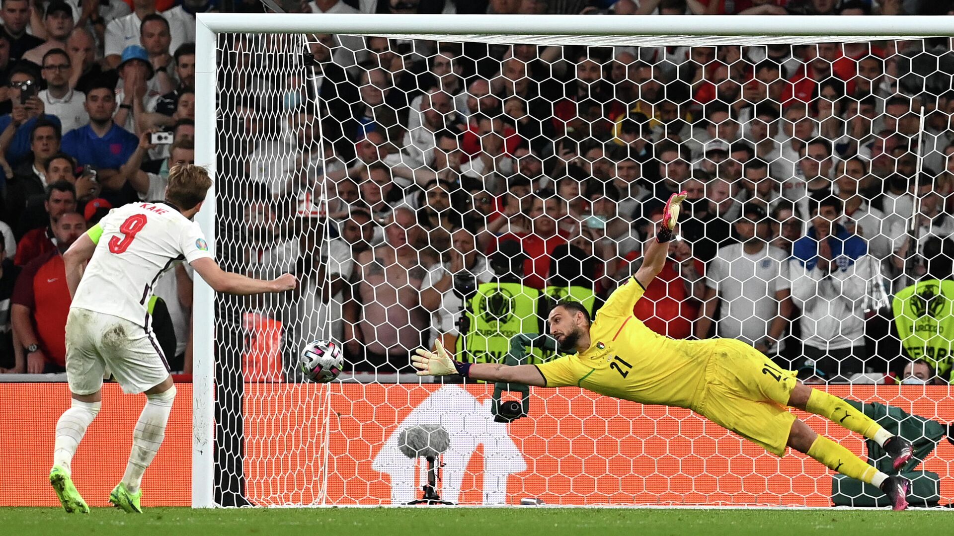 England's Harry Kanem left, shoots to score past Italy's goalkeeper Gianluigi Donnarumma during penalty shootout of the Euro 2020 soccer championship final match between England and Italy at Wembley Stadium in London, Sunday, July 11, 2021 - Sputnik International, 1920, 07.10.2021