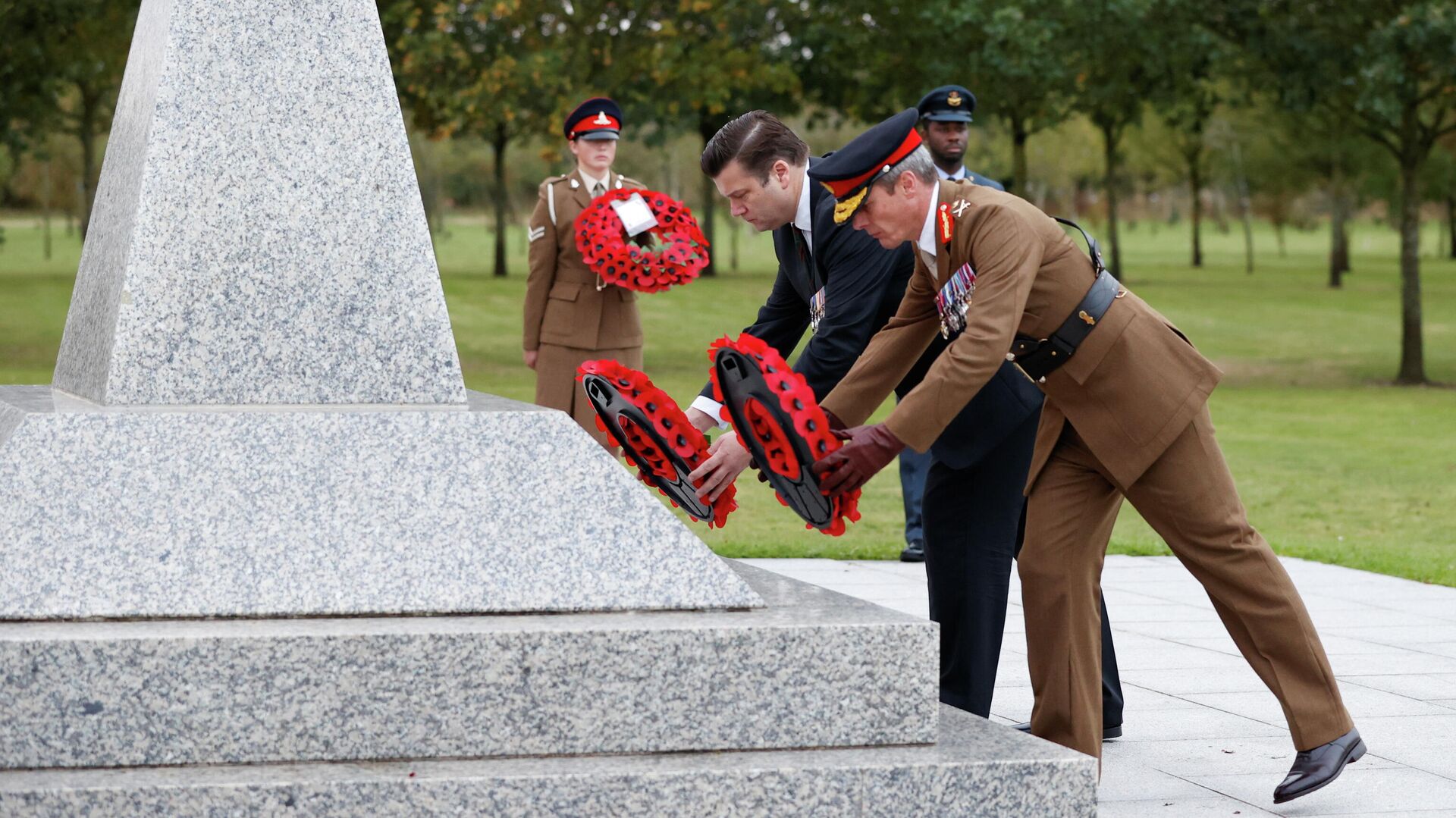 Minister of the Armed Forces James Heappey and Major General Gerald Stricklands lay wreaths during a memorial service at the Camp Bastion Memorial at the National Memorial Arboretum in Staffordshire, Britain, October 7, 2021. REUTERS/Phil Noble - Sputnik International, 1920, 07.10.2021