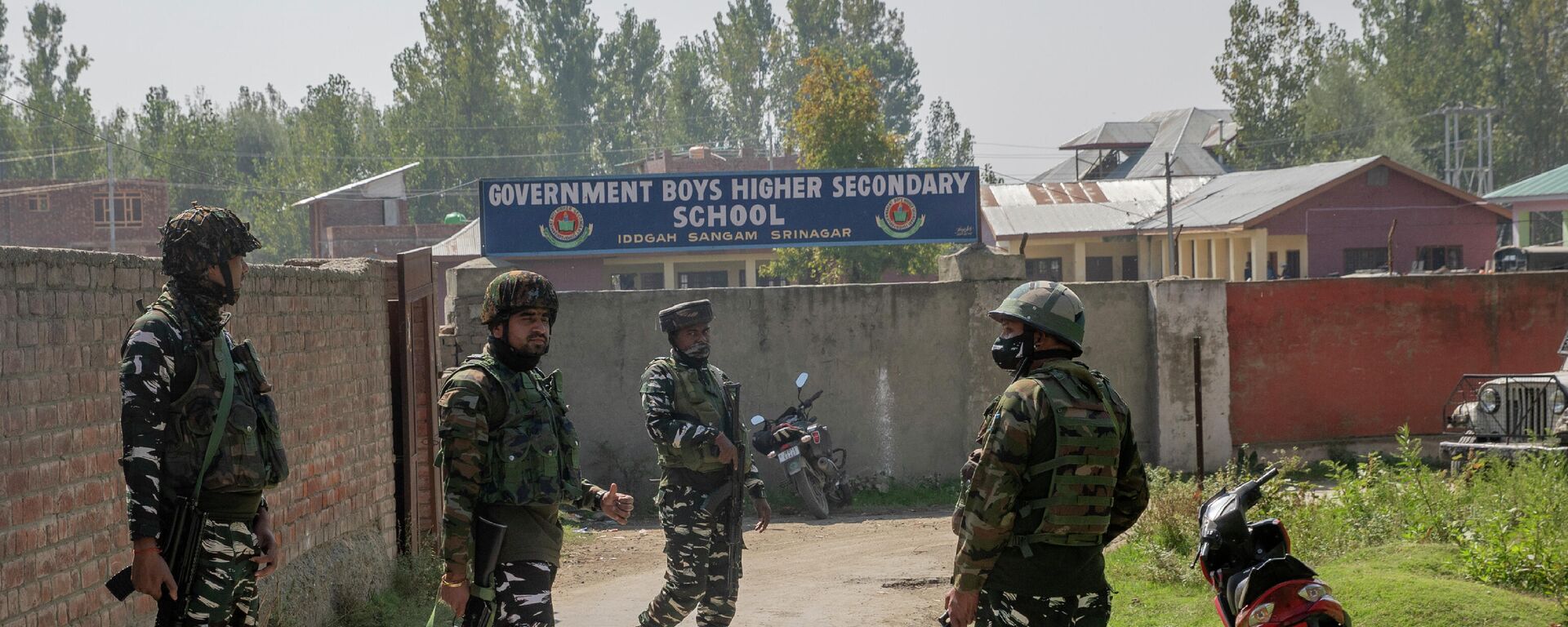 Indian paramilitary soldiers stand guard outside a government school where two teachers were shot dead by assailants in the outskirts of Srinagar, Indian controlled Kashmir, Thursday, Oct. 7, 2021 - Sputnik International, 1920, 04.04.2022