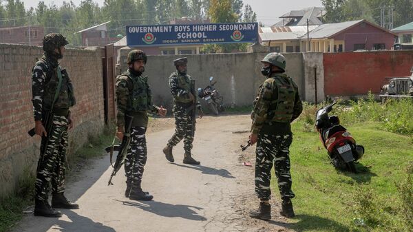 Indian paramilitary soldiers stand guard outside a government school where two teachers were shot dead by assailants in the outskirts of Srinagar, Indian controlled Kashmir, Thursday, Oct. 7, 2021 - Sputnik International