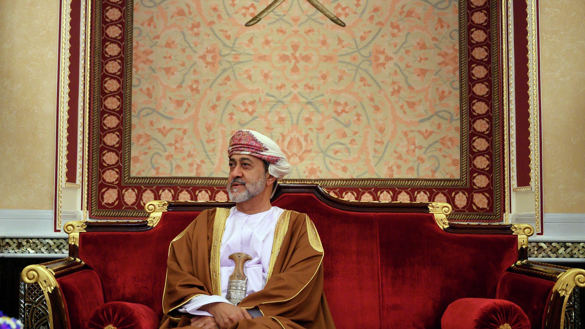 In this Feb. 21, 2020 file photo, Oman's ruler Sultan Haitham bin Tariq prepares for a meeting at al-Alam palace in the capital Muscat, Oman. - Sputnik International, 1920, 07.10.2021
