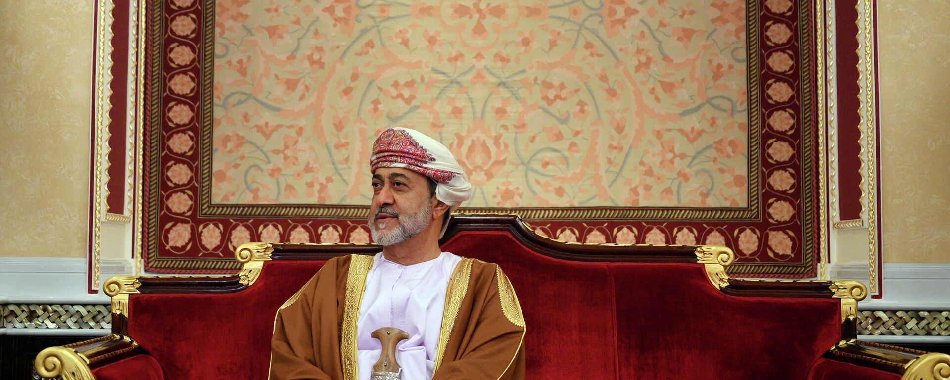 In this Feb. 21, 2020 file photo, Oman's ruler Sultan Haitham bin Tariq prepares for a meeting at al-Alam palace in the capital Muscat, Oman. - Sputnik International, 1920, 07.10.2021