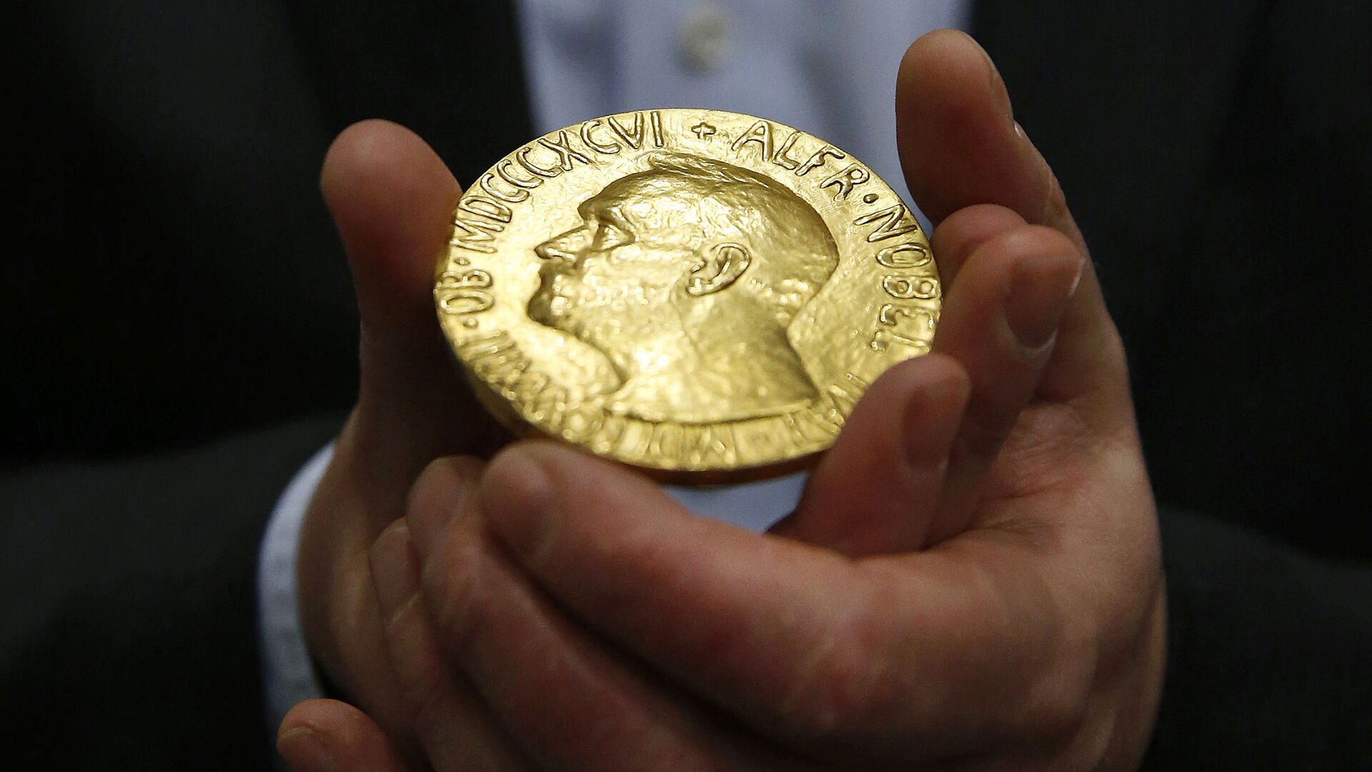 FILE - In this Thursday, March 27, 2014 file photo bidder Ole Bjorn Fausa, of Norway, holds the 1936 Nobel Peace Prize medal in Baltimore.  - Sputnik International, 1920, 11.10.2021
