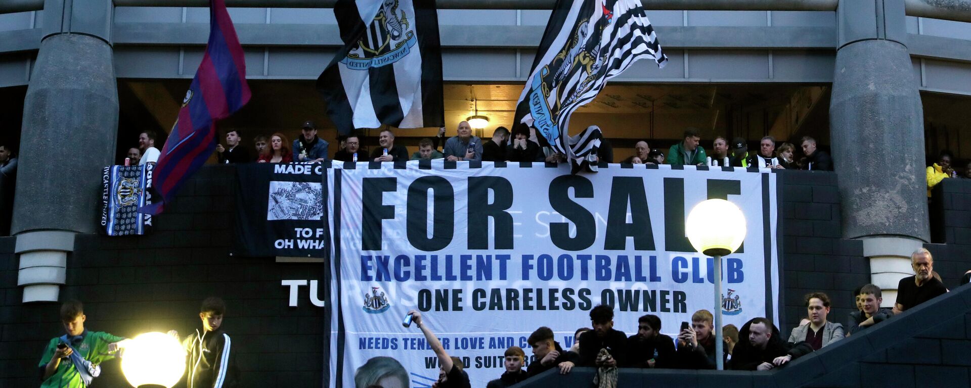 Soccer Football - Newcastle United Takeover - St James' Park, Newcastle, Britain - October 7, 2021 Fans react outside the stadium after Newcastle United announced takeover Action Images via Reuters/Lee Smith - Sputnik International, 1920, 08.10.2021