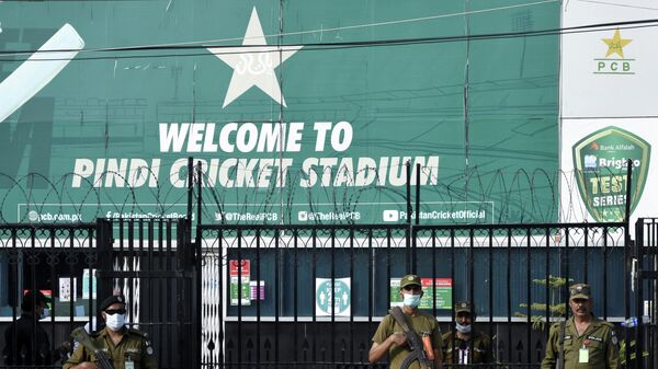 Police officers stand guard outside Rawalpindi Cricket Stadium after New Zealand cricket team pull out of a Pakistan cricket tour over security concerns, in Rawalpindi, Pakistan September 17, 2021. - Sputnik International