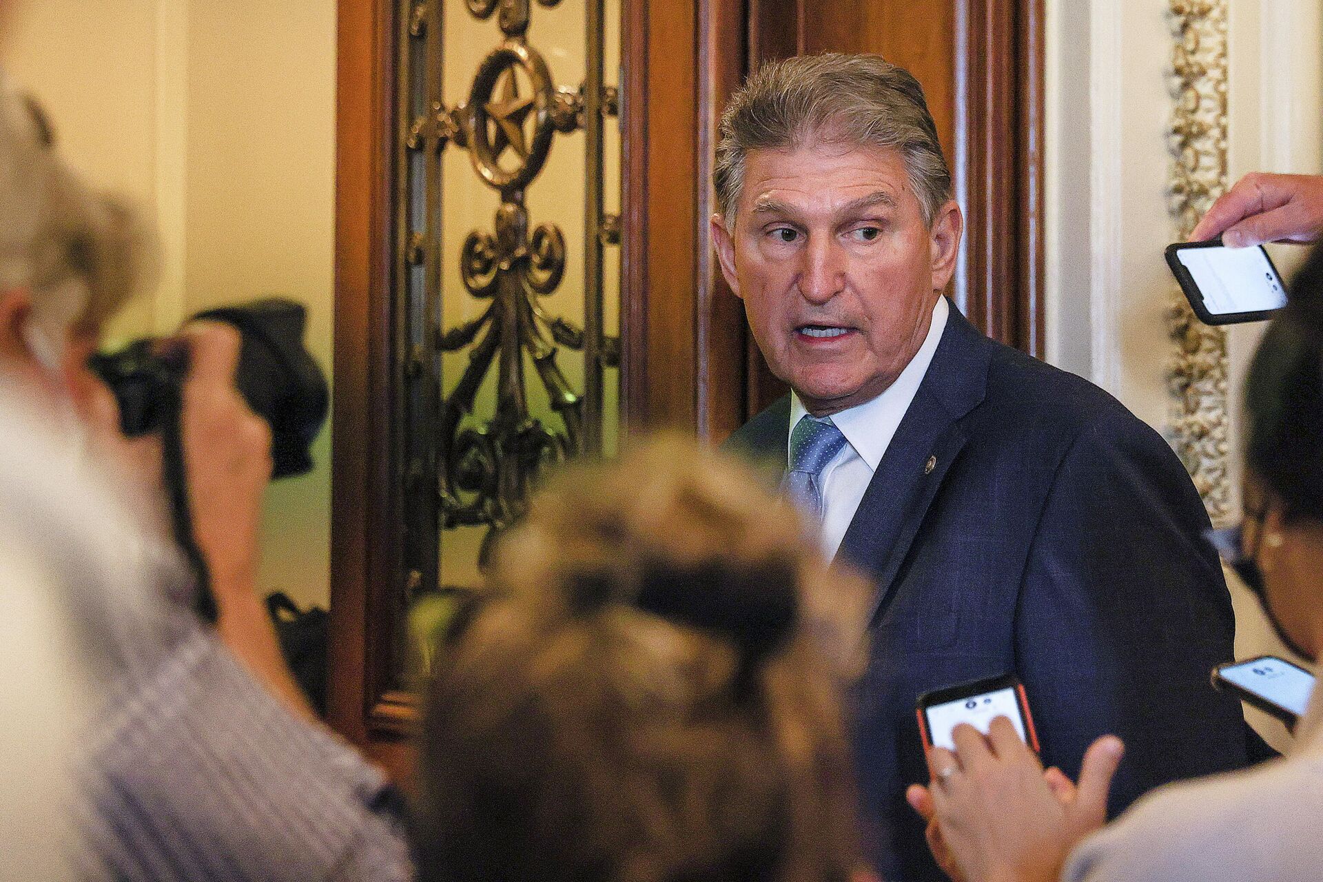 U.S. Senator Joe Manchin (D-WV) faces reporters after it was announced that the U.S. Senate reached a deal to pass a $480 billion increase in Treasury Department borrowing authority, at the U.S. Capitol in Washington, U.S., October 7, 2021. - Sputnik International, 1920, 17.10.2021