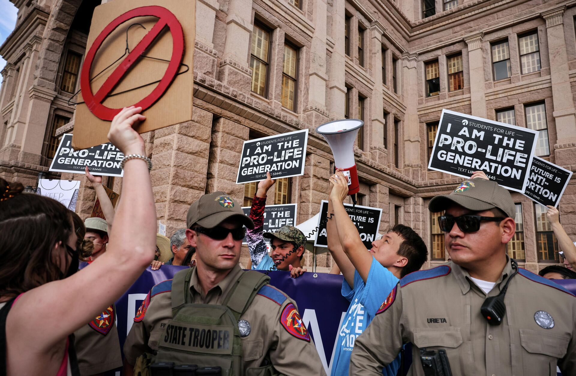 Texas police separate anti-abortion protestors from supporters of reproductive freedom during the nationwide Women's March, held after Texas rolled out a near-total ban on abortion procedures and access to abortion-inducing medications, in Austin, Texas, U.S., October 2, 2021. - Sputnik International, 1920, 01.11.2021
