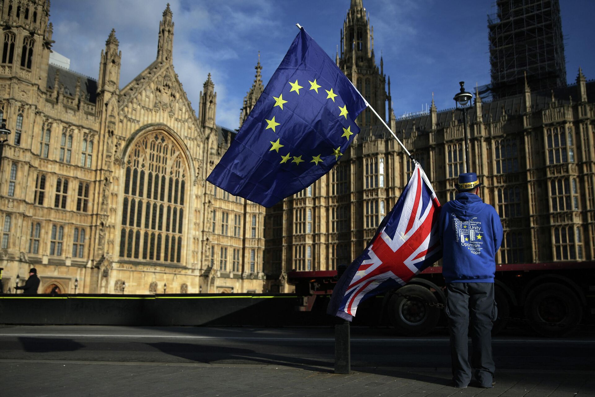 Pro-European Union,(EU), anti-Brexit demonstrator Steve Bray holds the EU and UK flags outside the Houses of Parliament, in central London on January 22, 2018 - Sputnik International, 1920, 14.10.2021