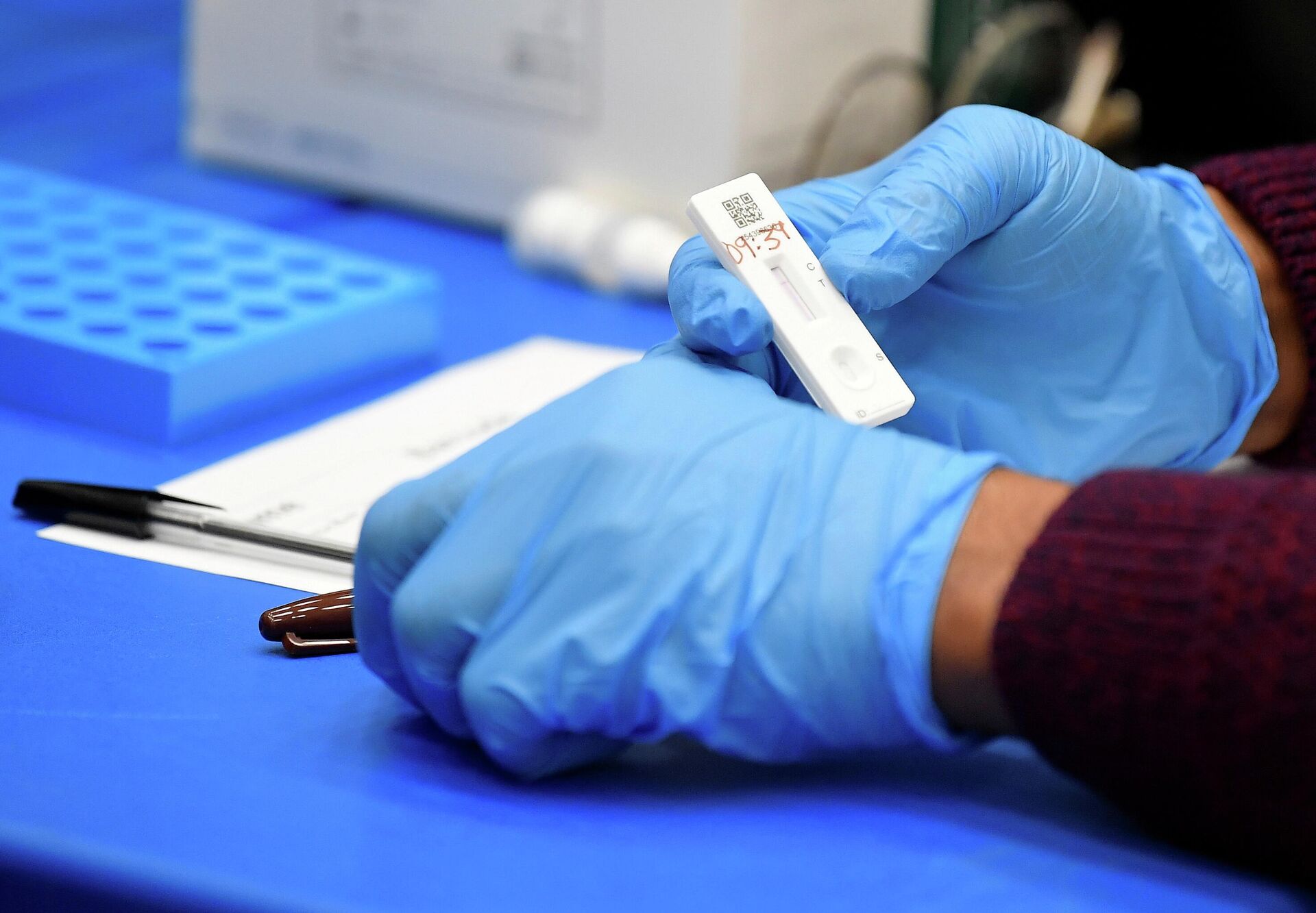 FILE PHOTO: Students take coronavirus disease (COVID-19) tests at Harris Academy Beckenham, in London - Sputnik International, 1920, 15.10.2021