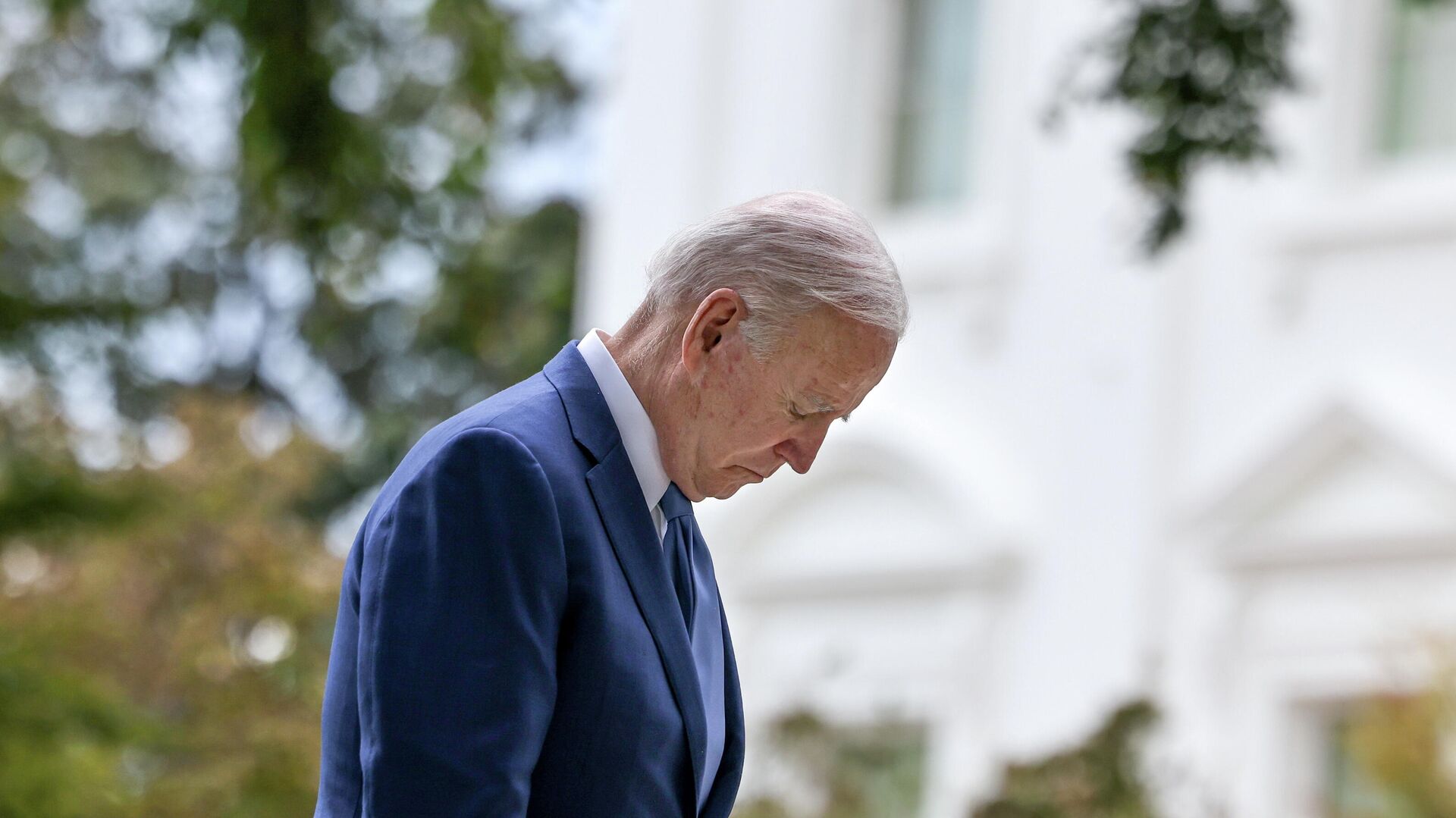 U.S. President Joe Biden lowers his head before he delivers remarks at a proclamation signing to restore protections for Bears Ears and Grand Staircase-Escalante National Monument in Washington, U.S., October 8, 2021. REUTERS/Evelyn Hockstein - Sputnik International, 1920, 31.10.2021