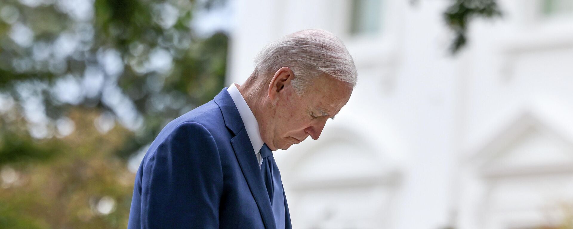 U.S. President Joe Biden lowers his head before he delivers remarks at a proclamation signing to restore protections for Bears Ears and Grand Staircase-Escalante National Monument in Washington, U.S., October 8, 2021. REUTERS/Evelyn Hockstein - Sputnik International, 1920, 31.10.2021
