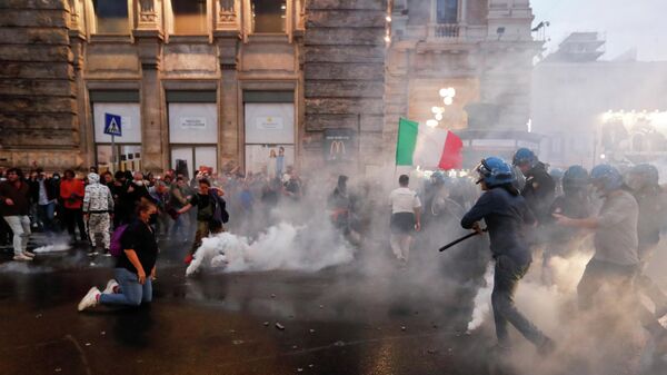 Demonstrators clash with police officers during a protest against the government's introduction of the Green Pass near Chigi Palace in Rome, Italy, October 9, 2021. - Sputnik International