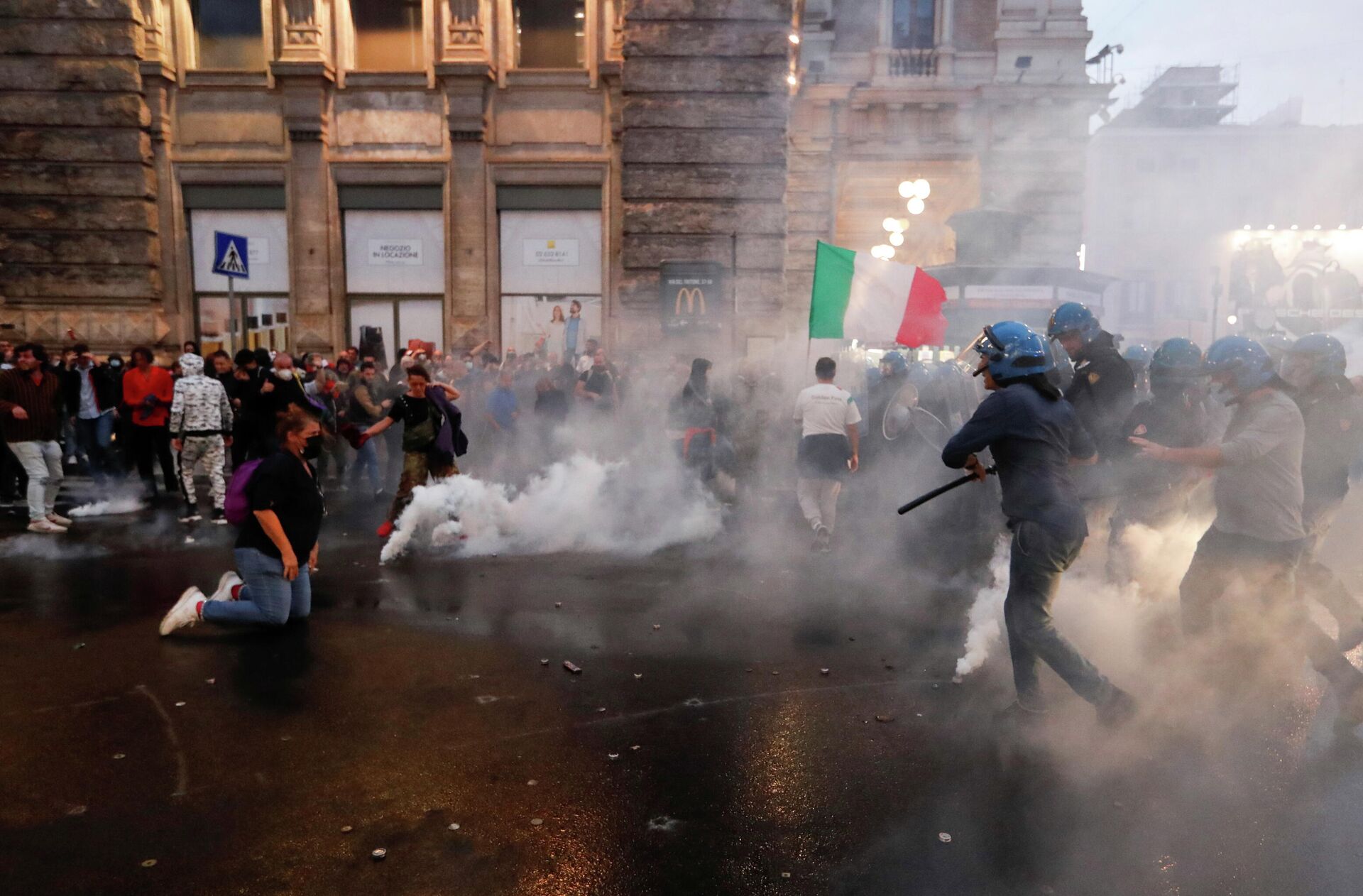 Demonstrators clash with police officers during a protest against the government's introduction of the Green Pass near Chigi Palace in Rome, Italy, October 9, 2021. - Sputnik International, 1920, 17.10.2021