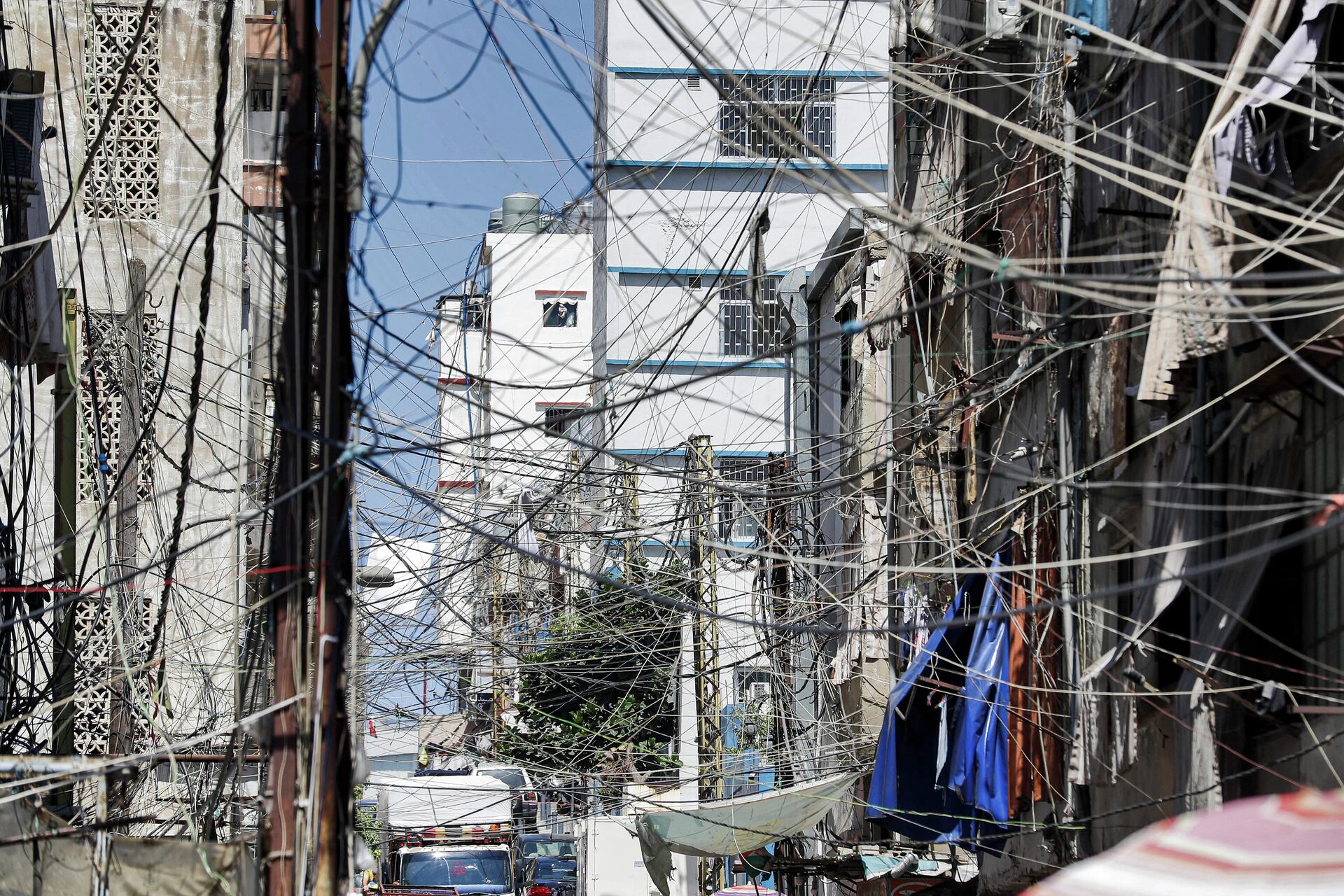 This file photo taken on June 23, 2021, shows a view of a mesh of raised electricity lines along a street in a suburb of Lebanon's capital Beirut. - Lebanon was plunged into a total blackout today after two main power stations went offline because they ran out of fuel, the state electricity corporation said. - Sputnik International, 1920, 10.10.2021