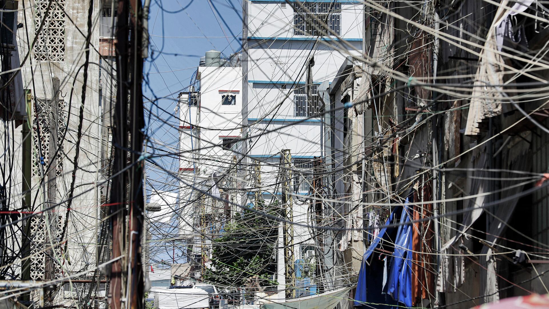 This file photo taken on June 23, 2021, shows a view of a mesh of raised electricity lines along a street in a suburb of Lebanon's capital Beirut. - Lebanon was plunged into a total blackout today after two main power stations went offline because they ran out of fuel, the state electricity corporation said. - Sputnik International, 1920, 14.10.2021