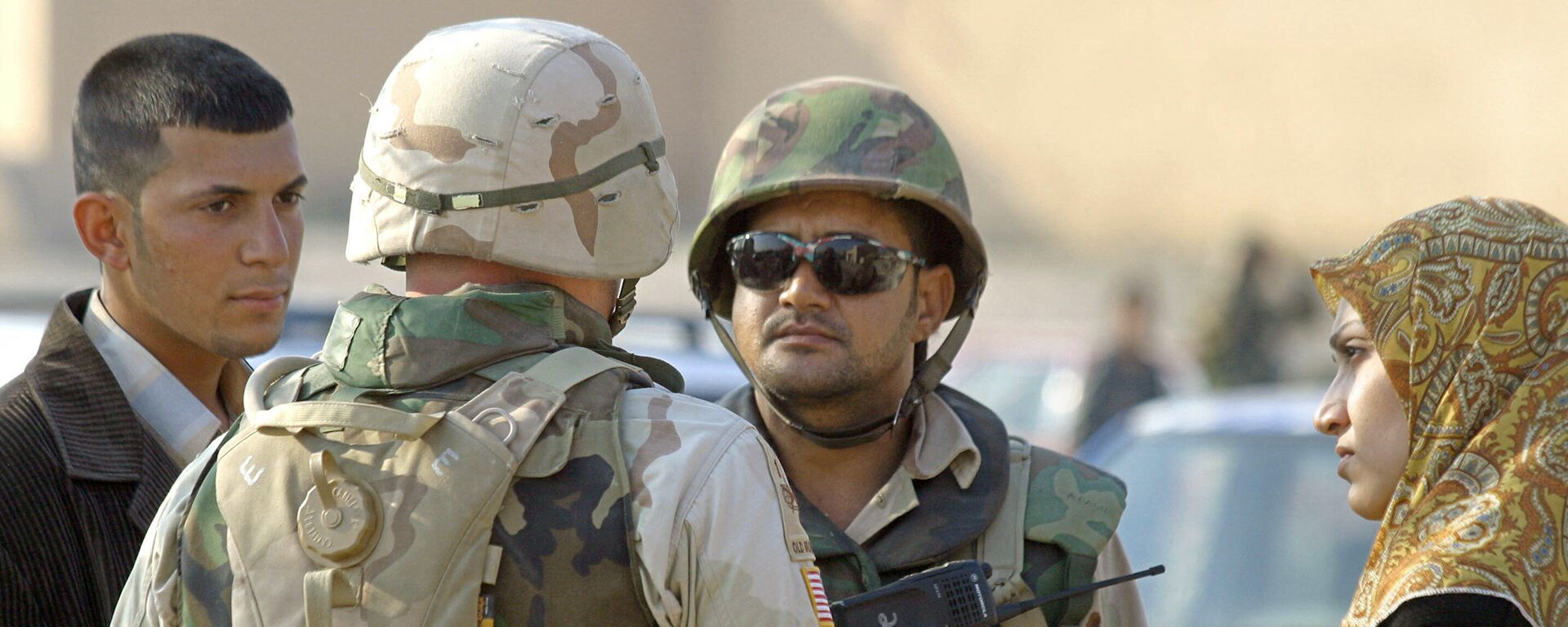 A US soldier speaks with a member of the Iraqi Civil Defense Corps (ICDC) during a monitored vehicle security search of vehicles in the town of Fallujah, 50 kms west of Baghdad, 04 January 2004 - Sputnik International, 1920, 10.10.2021