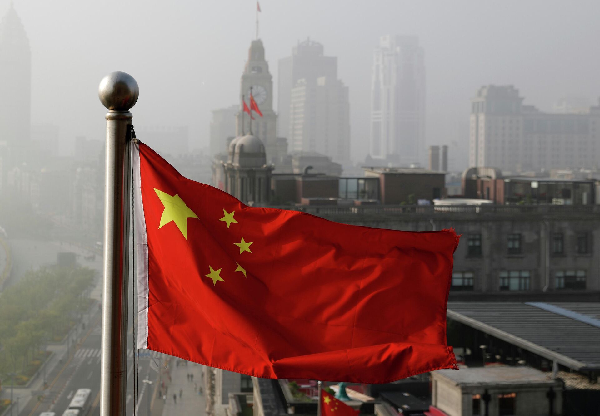FILE - In this April 14, 2016 file photo, a Chinese national flag flutters against the office buildings in Shanghai, China - Sputnik International, 1920, 02.11.2021