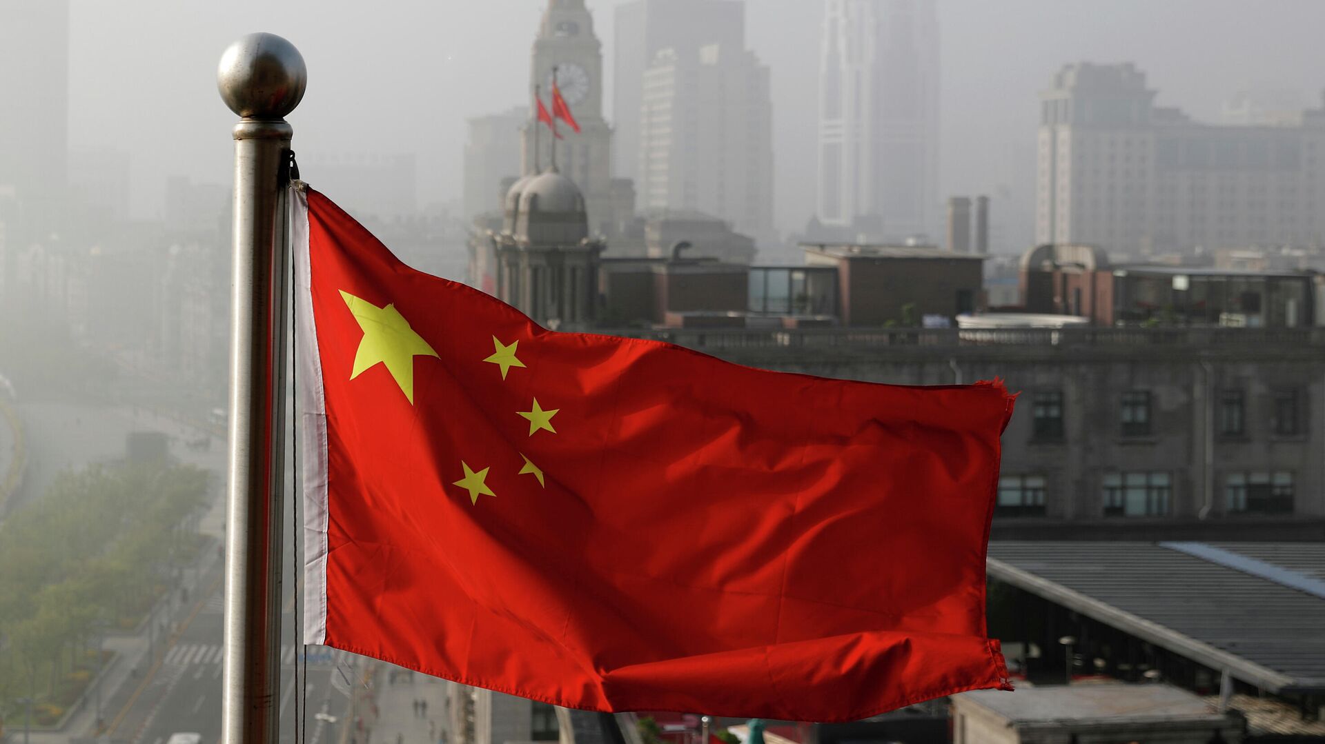 FILE - In this April 14, 2016 file photo, a Chinese national flag flutters against the office buildings in Shanghai, China - Sputnik International, 1920, 11.10.2021